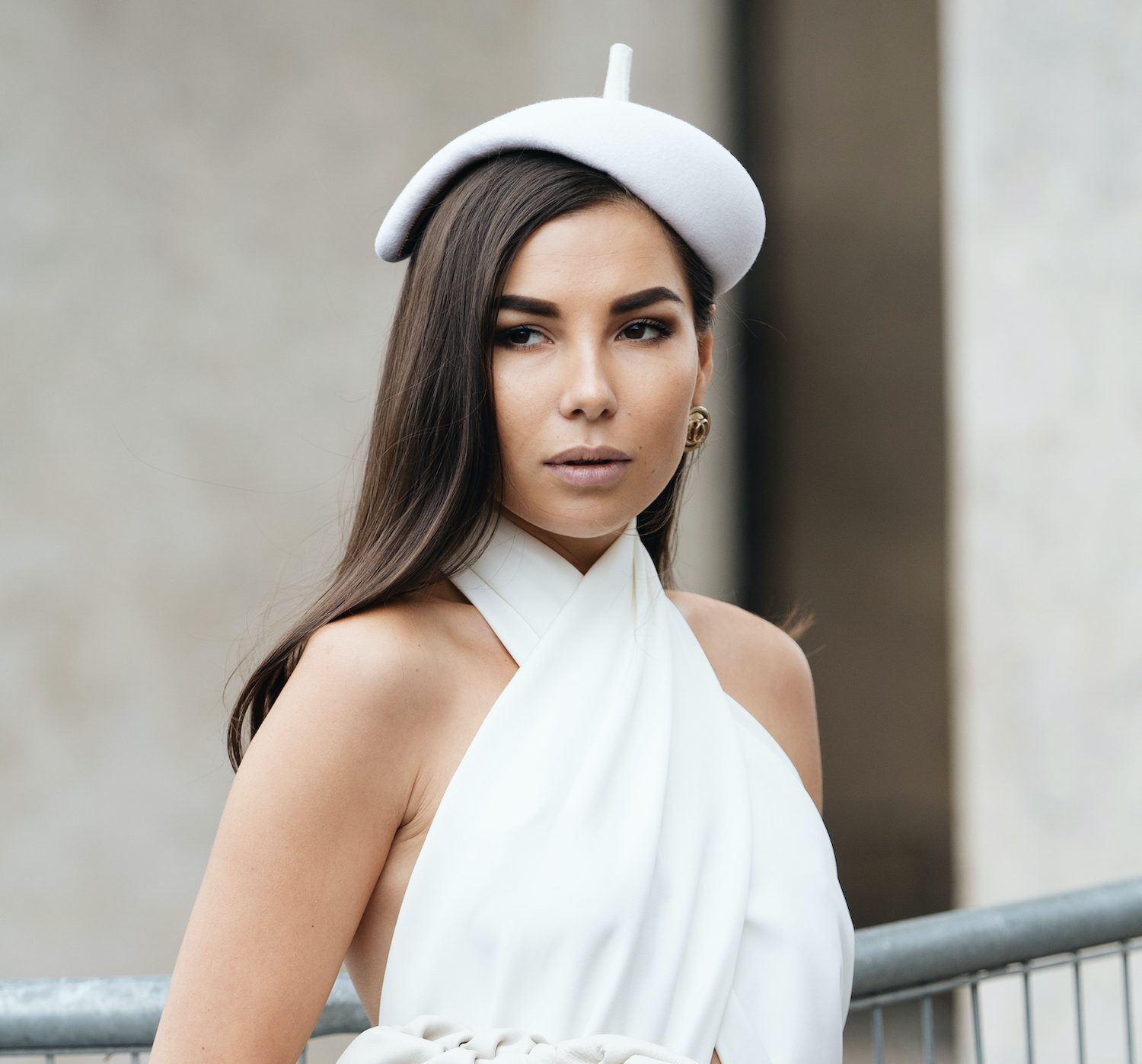 Poni yang ditata ke samping cocok untuk buat kesan wajah simetris. (Foto: Shutterstock)