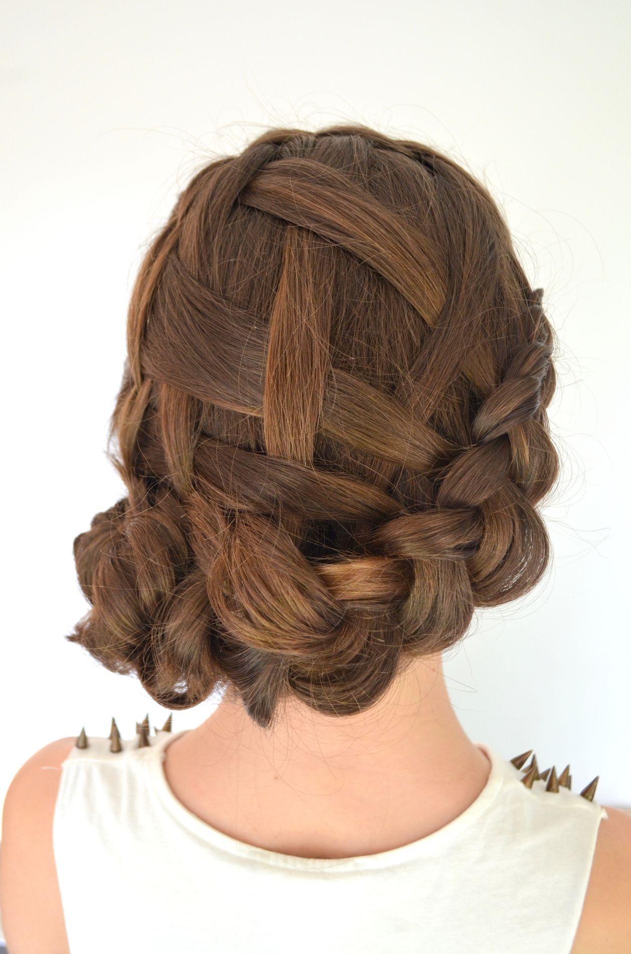 Gaya waterfall braids bisa dipadukan dengan sanggul kepang atau braided bun. (Foto: Shutterstock)