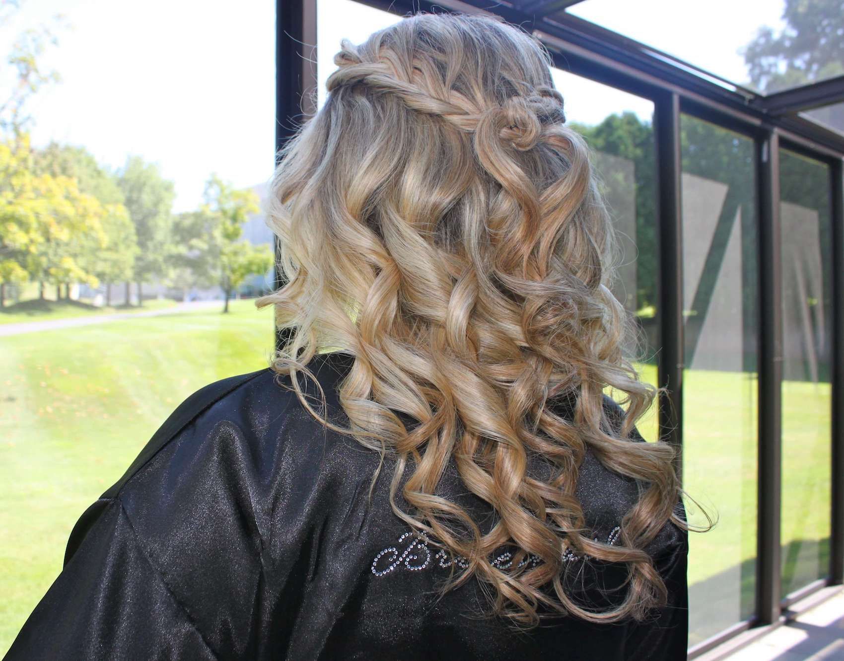 Gaya rambut waterfall braids dengan half updo. (Foto: Verity Jane Smith)