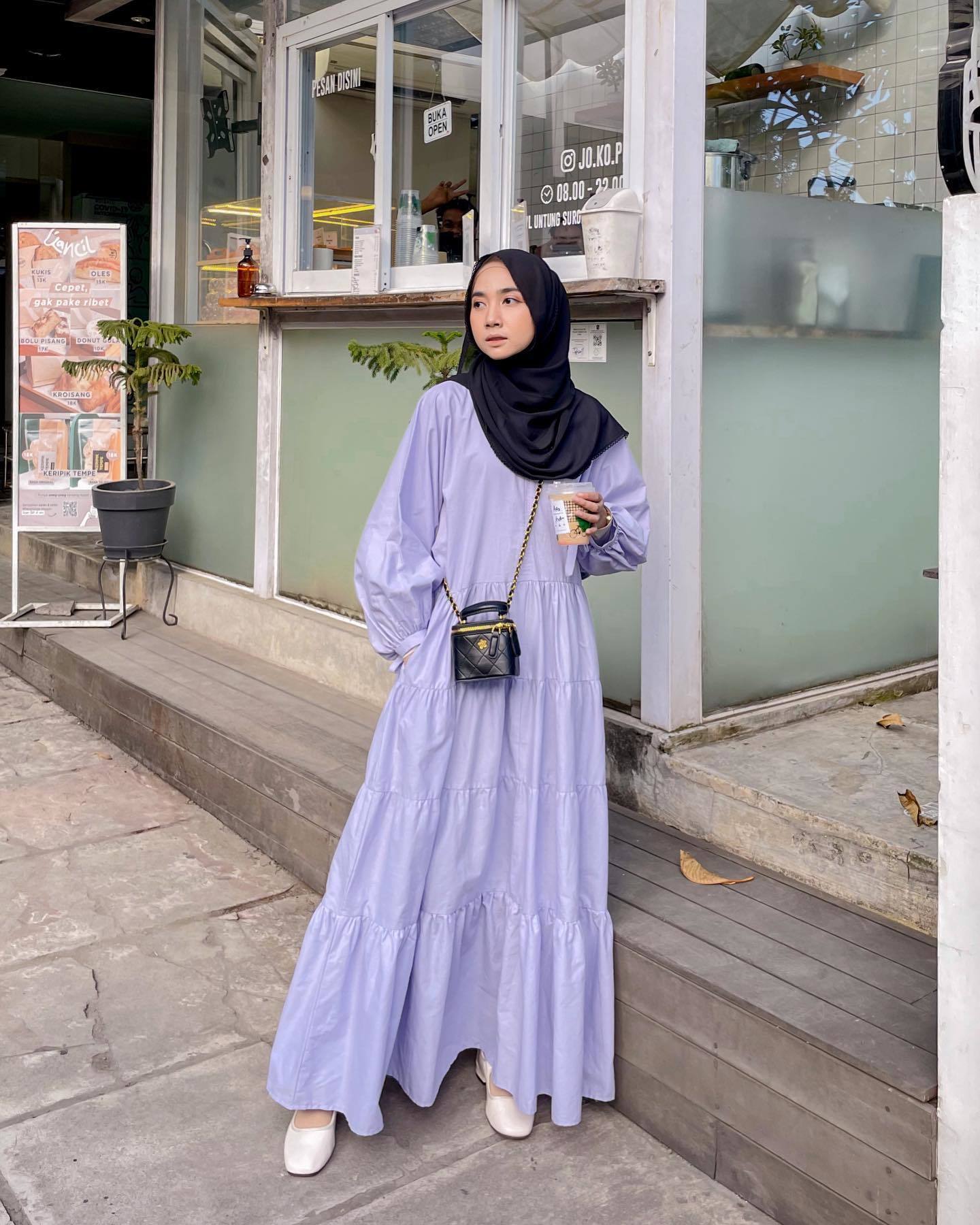 Warna hitam memang paling cocok dipadukan dengan warna apa saja. (Foto: Instagram.com/richaeu)