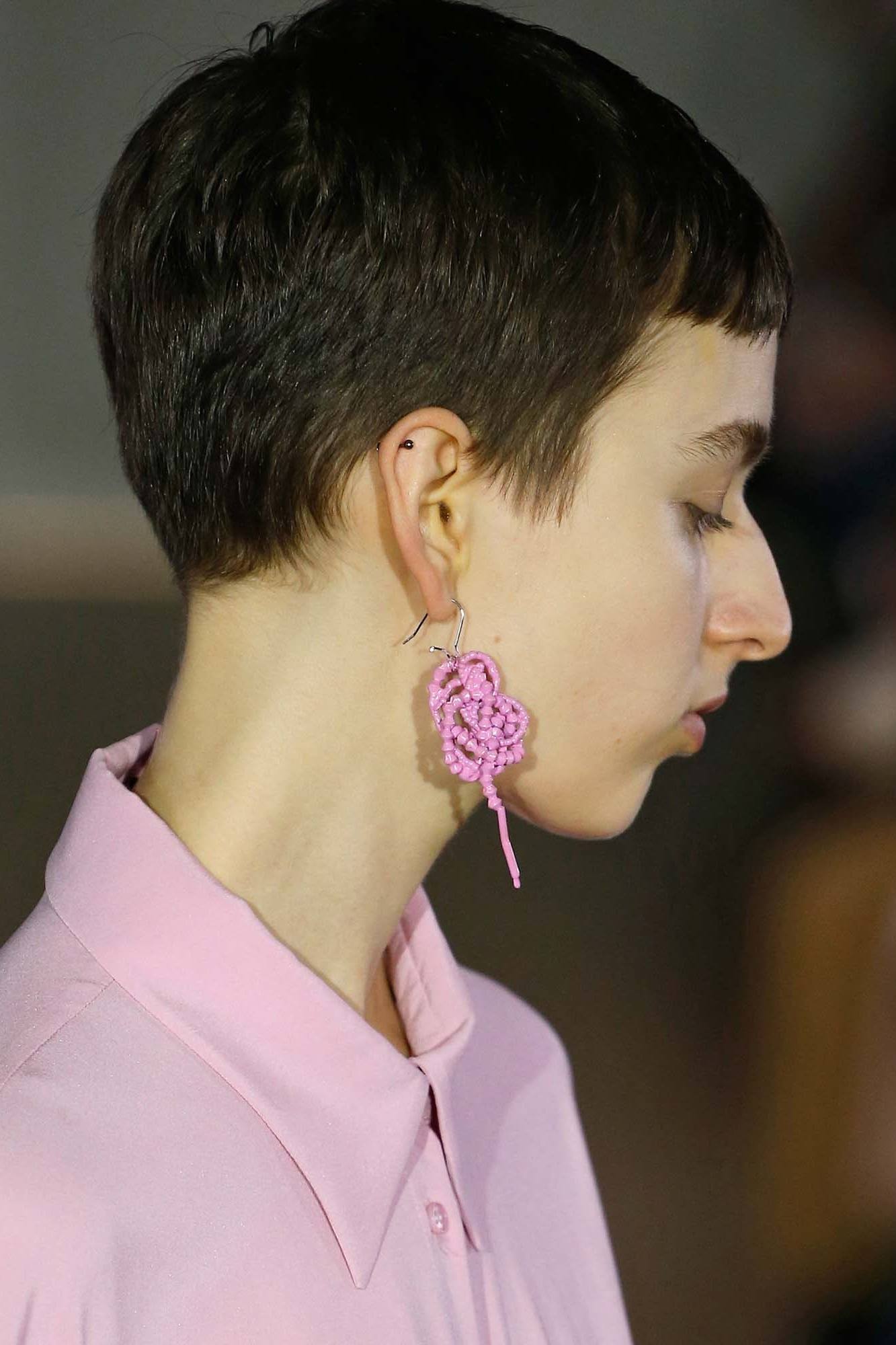 Model wanita dengan model rambut pixie cut