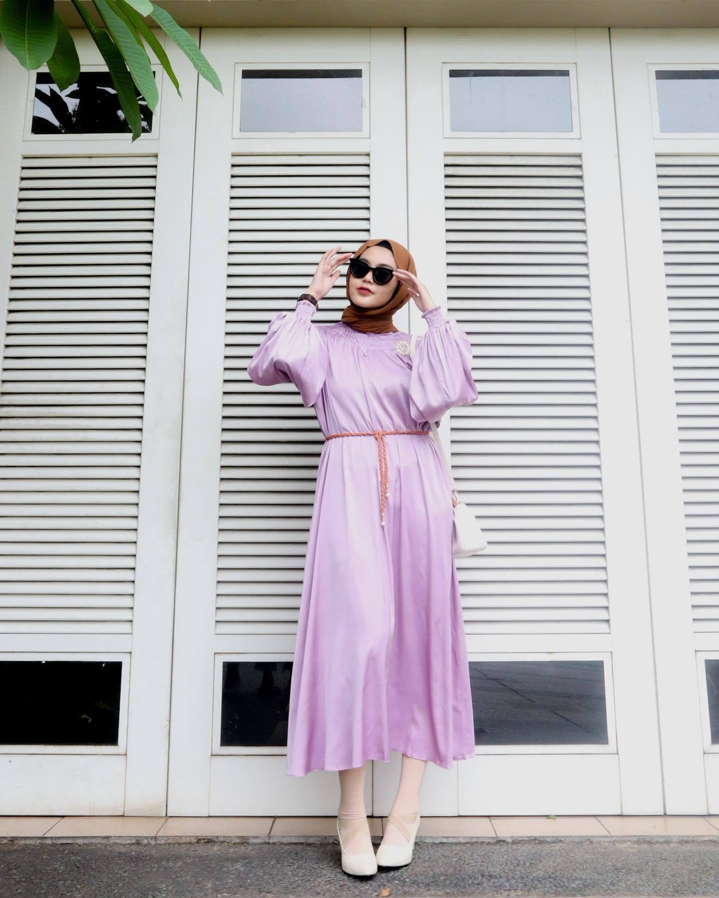 Warna cokelat tua cocok juga untuk baju warna lilac. (Foto: Instagram.com/refinahm)