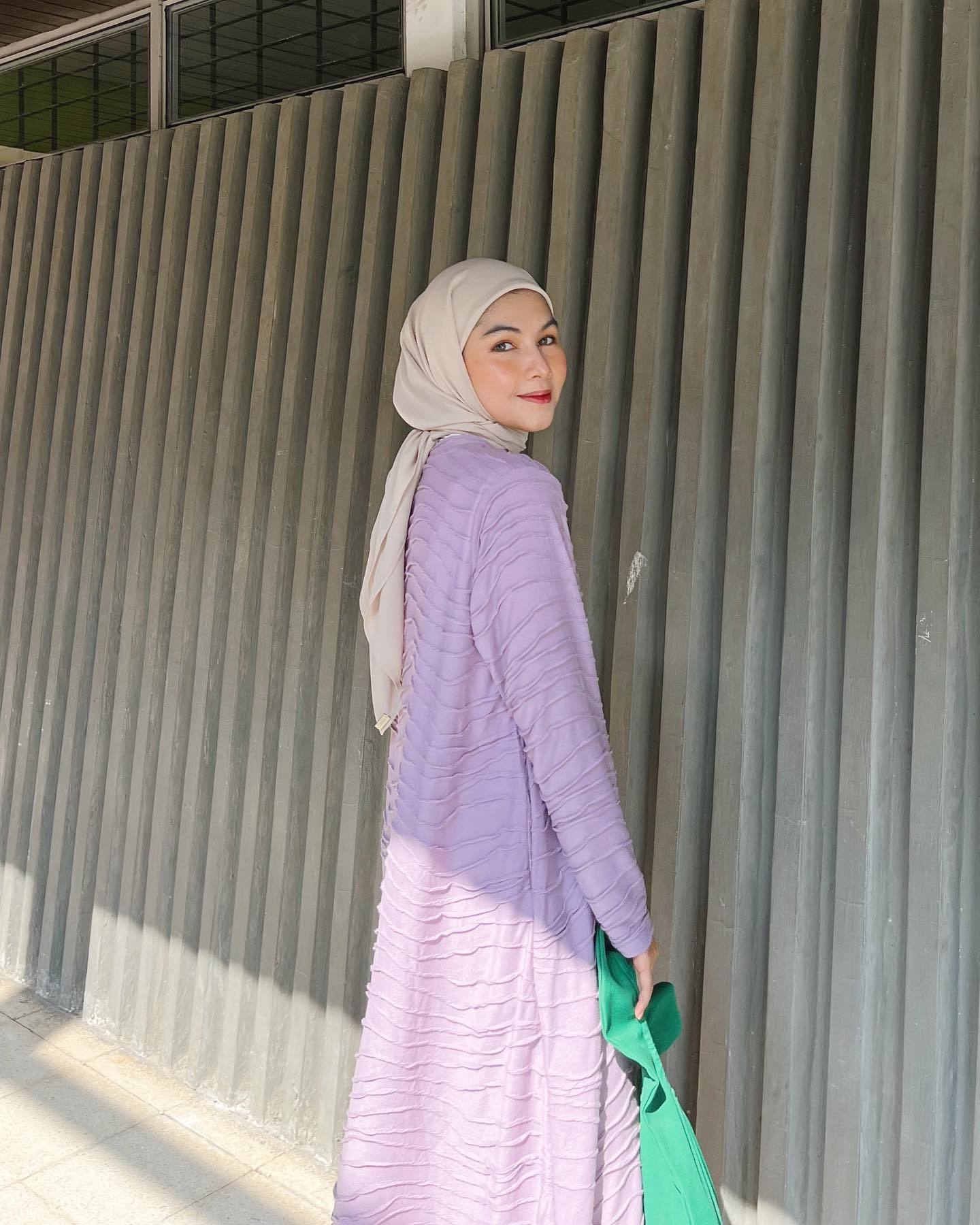 Kerudung warna nude. (Foto: Instagram.com/khairyazahra)