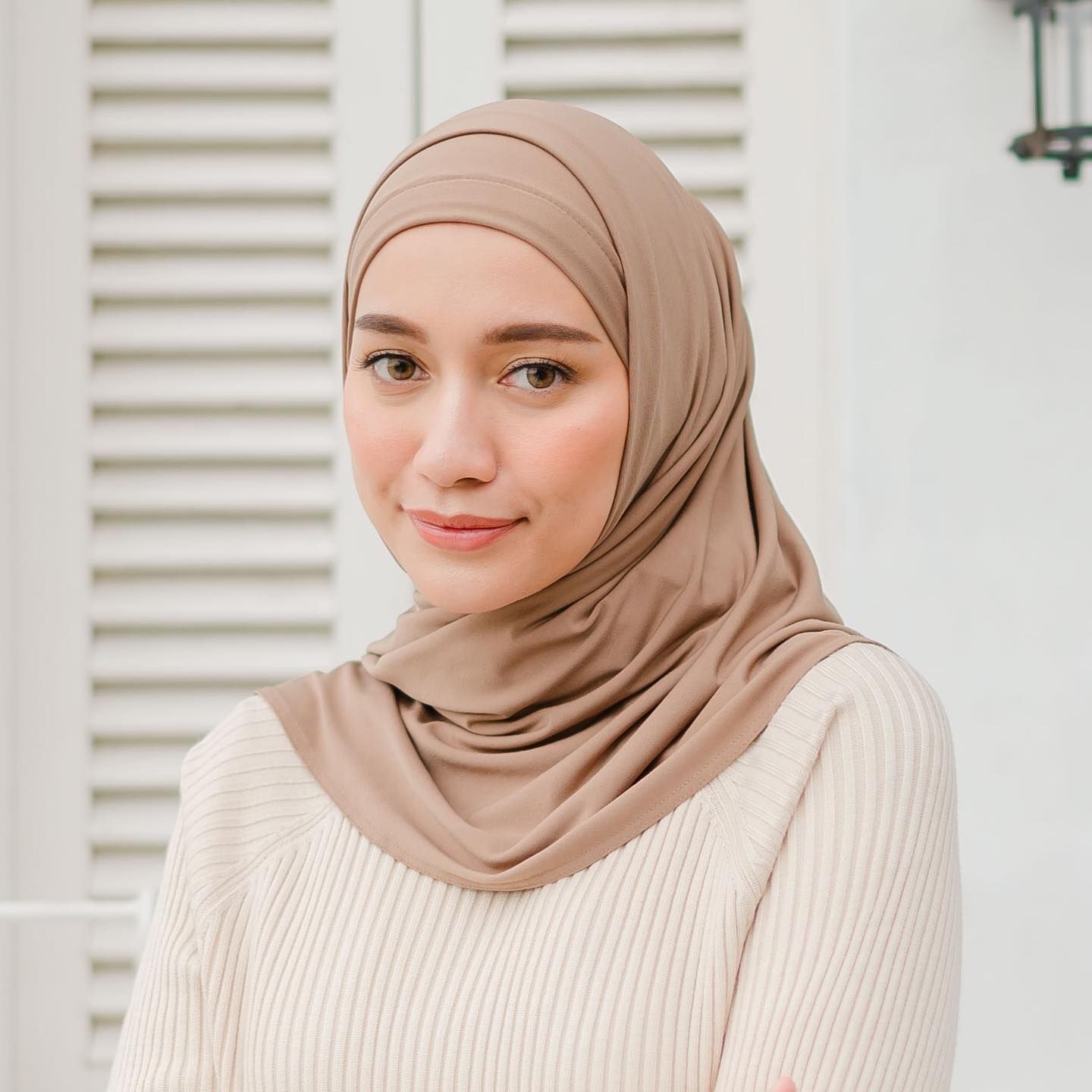 Wanita Indonesia tersenyum memakai jilbab instan berbahan kaos spandex