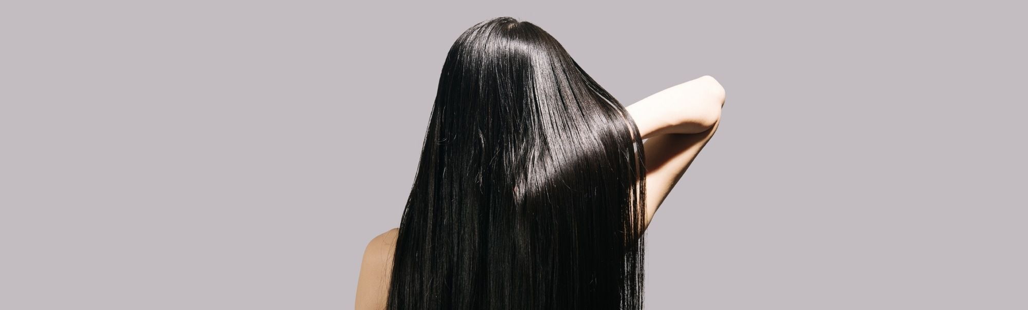 wanita tampak belakang dengan rambut lurus hasil smoothing