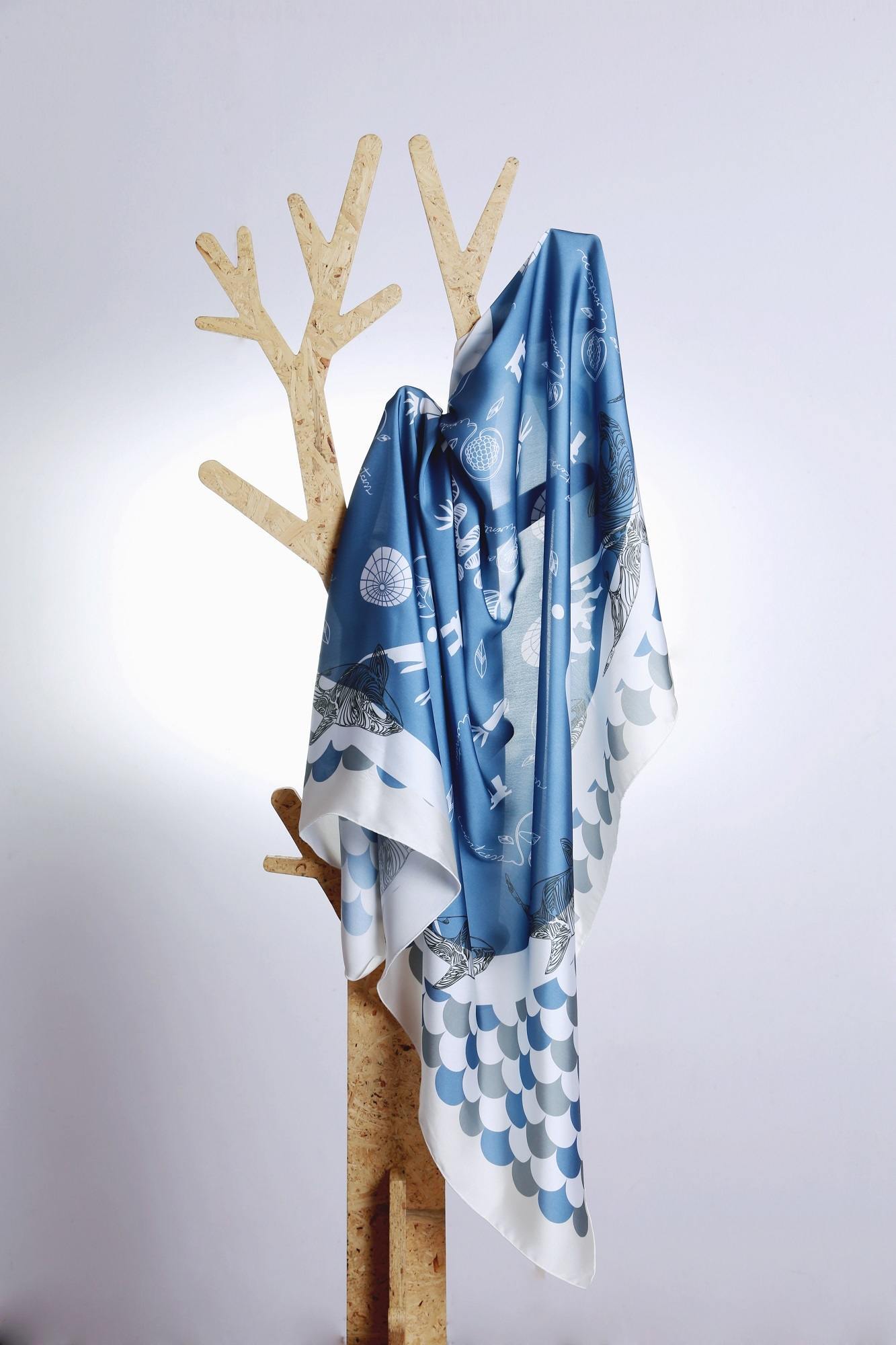 Hijab maxmara tergantung di gantungan kayu