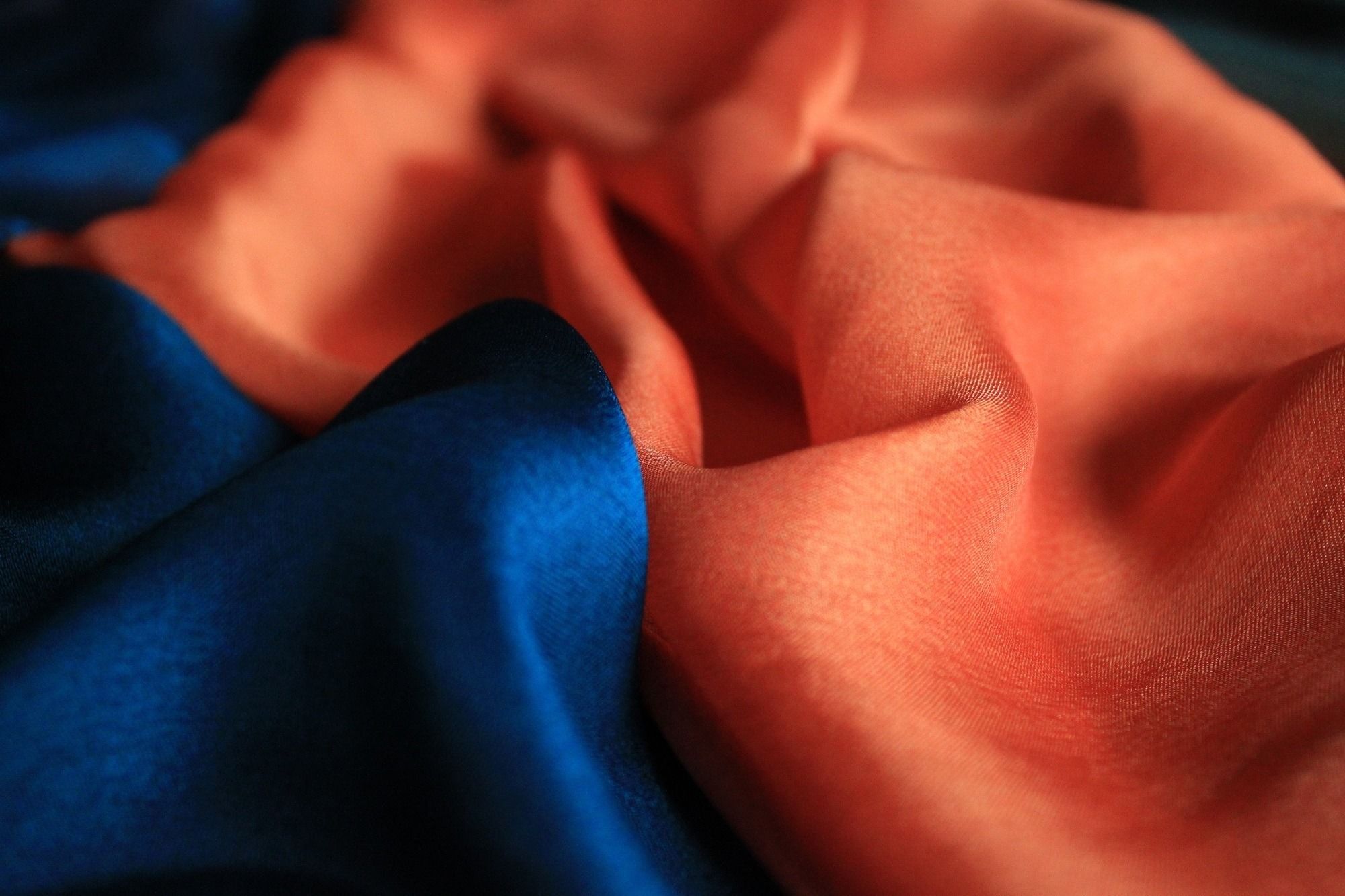 Kain silk warna oranye dan biru dongker