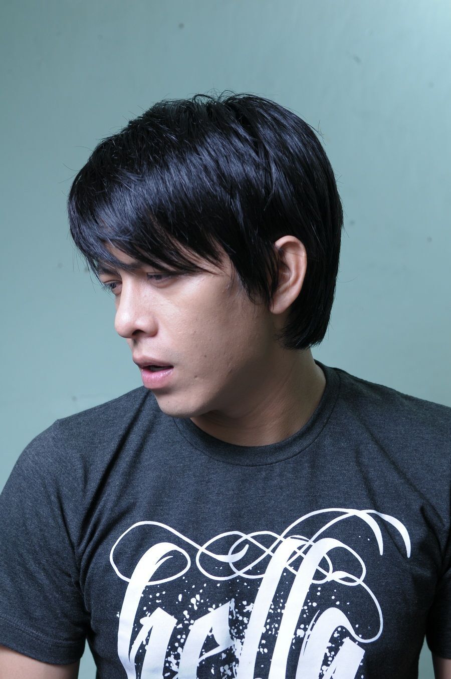 Model rambut pria panjang dengan aksen polem atau poni lempar khas Ariel Noah. (Foto: Pinterest)