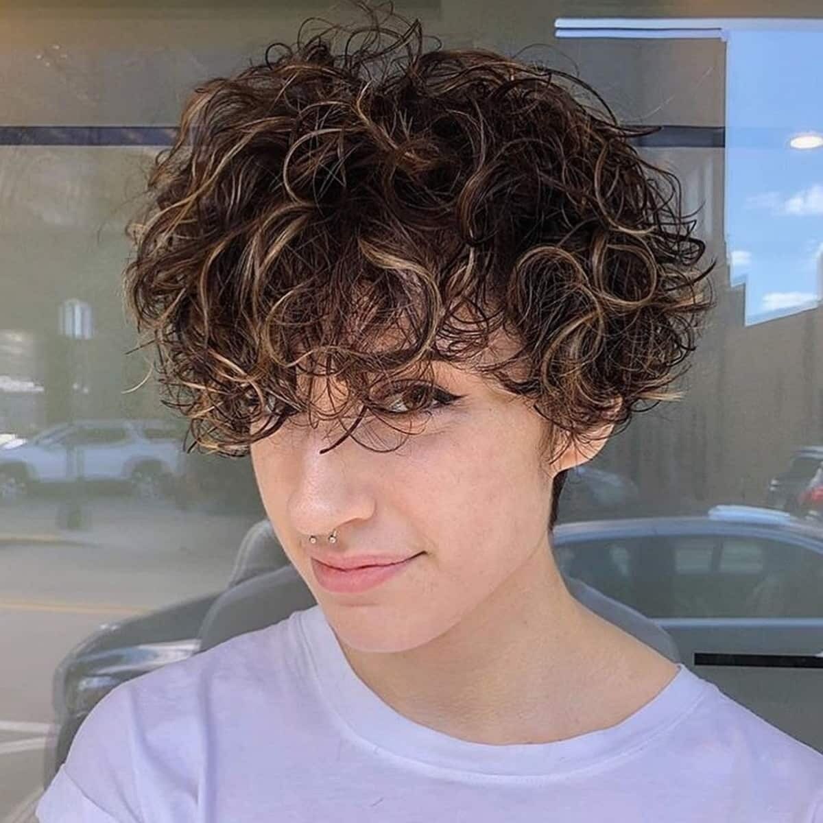 Rambut keriting juga bisa tampil effortless dengan gaya rambut bowl cut. (Foto: Instagram/@ellen.horwarth.hair)
