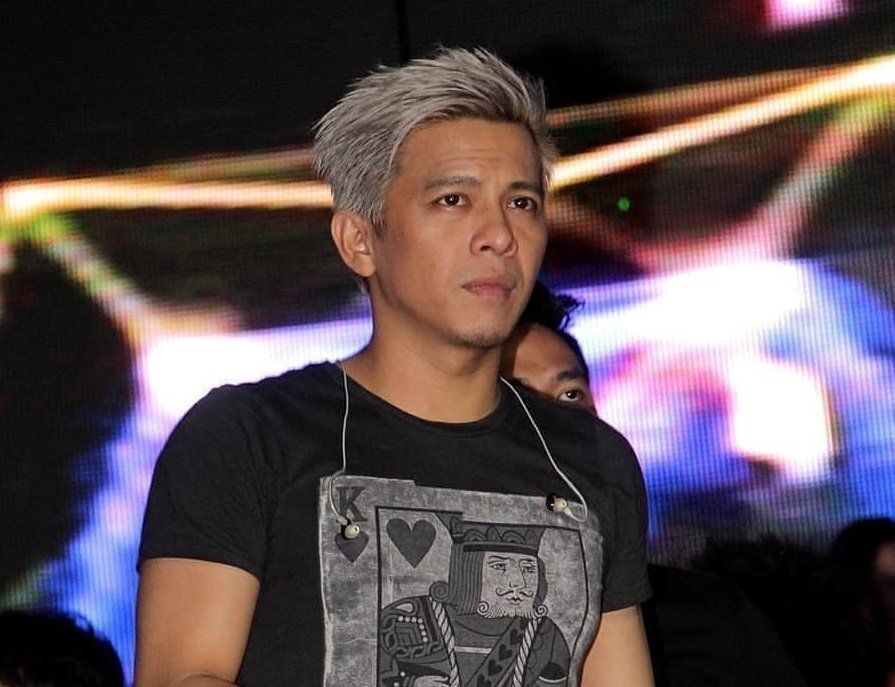 Keren dengan warna rambut silver! (Foto: Instagram/@sahabatnoaharielnoah)