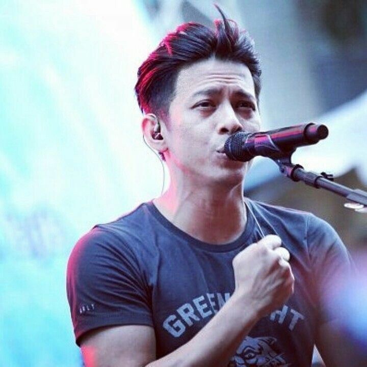 Ingin tampil sekeren Ariel Noah dengan gaya rambut taper fade? (Foto: Pinterest)