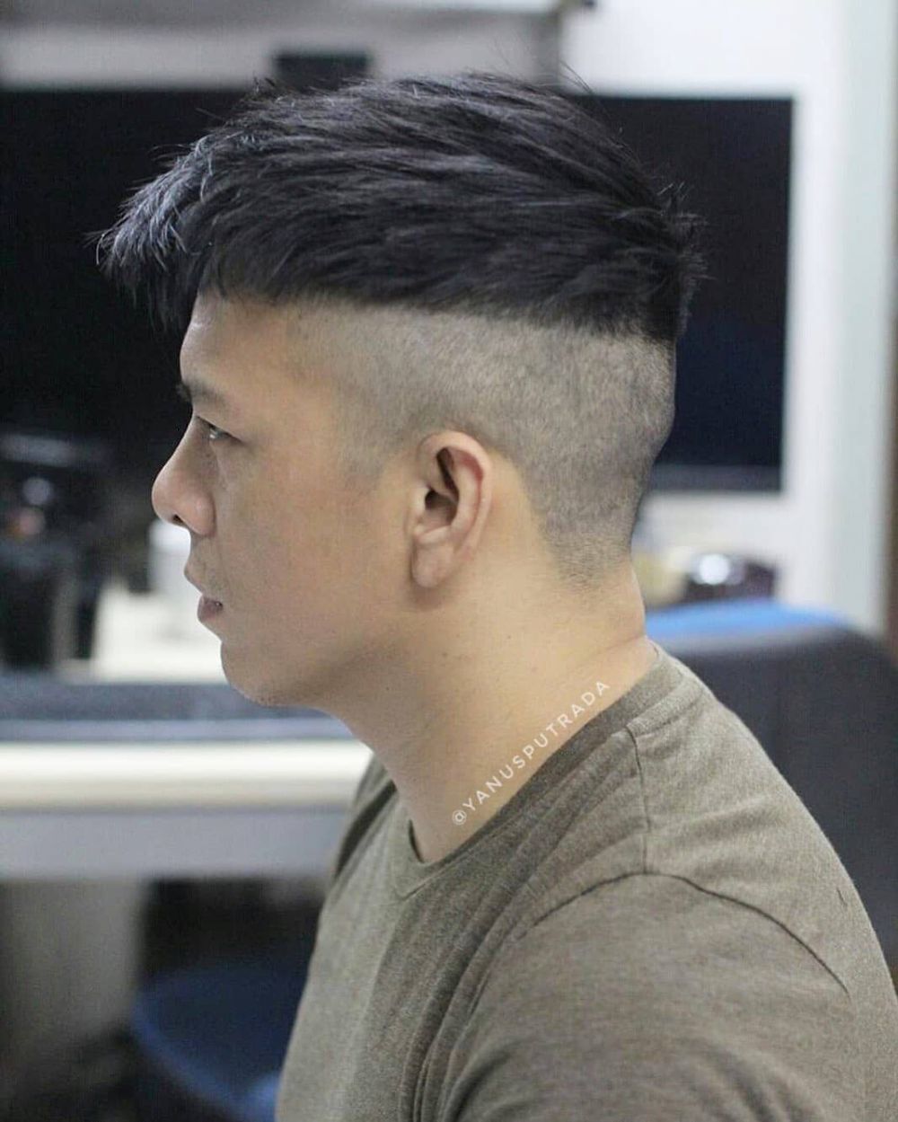 Unfaded textured haircut sukses bikin Ariel Noah terlihat semakin tampan. (Foto: Instagram/@yanusputrada)