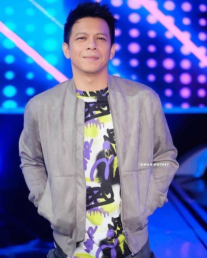 Gaya rambut spike yang mudah ditata hanya dengan wax. (Foto: Instagram/@sahabat_noah_peterpan_site)