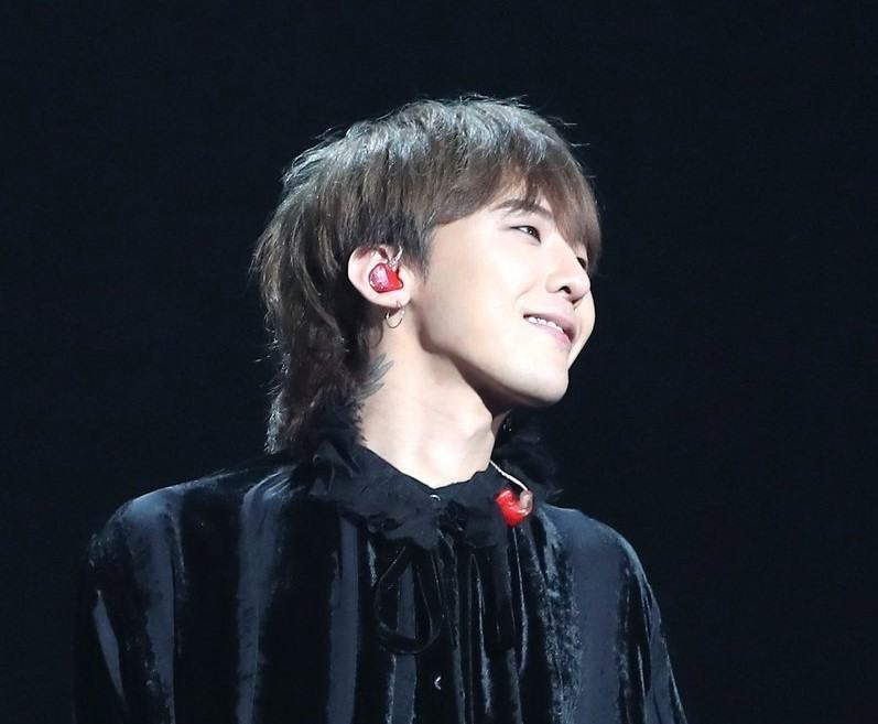 Warna rambut abu-abu ala G Dragon. (Foto: Always G-D)