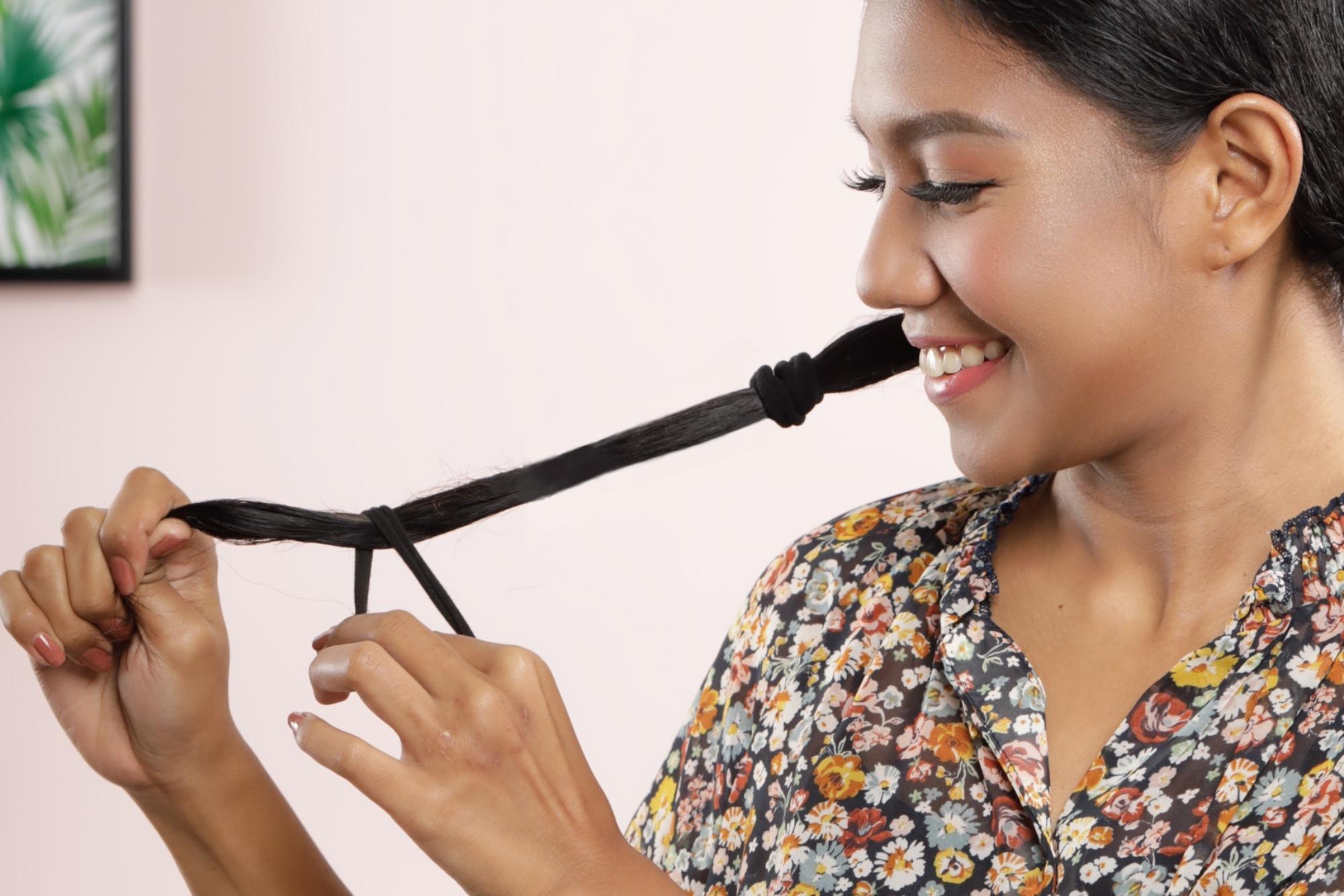 wanita sedang mengikat rambut