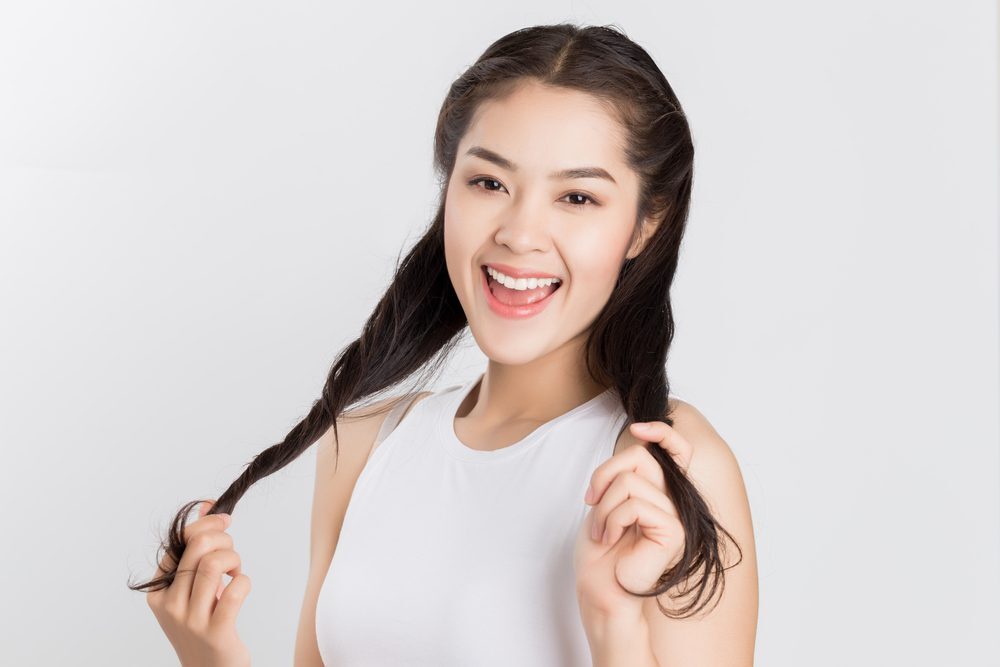 wanita asia dengan rambut panjang