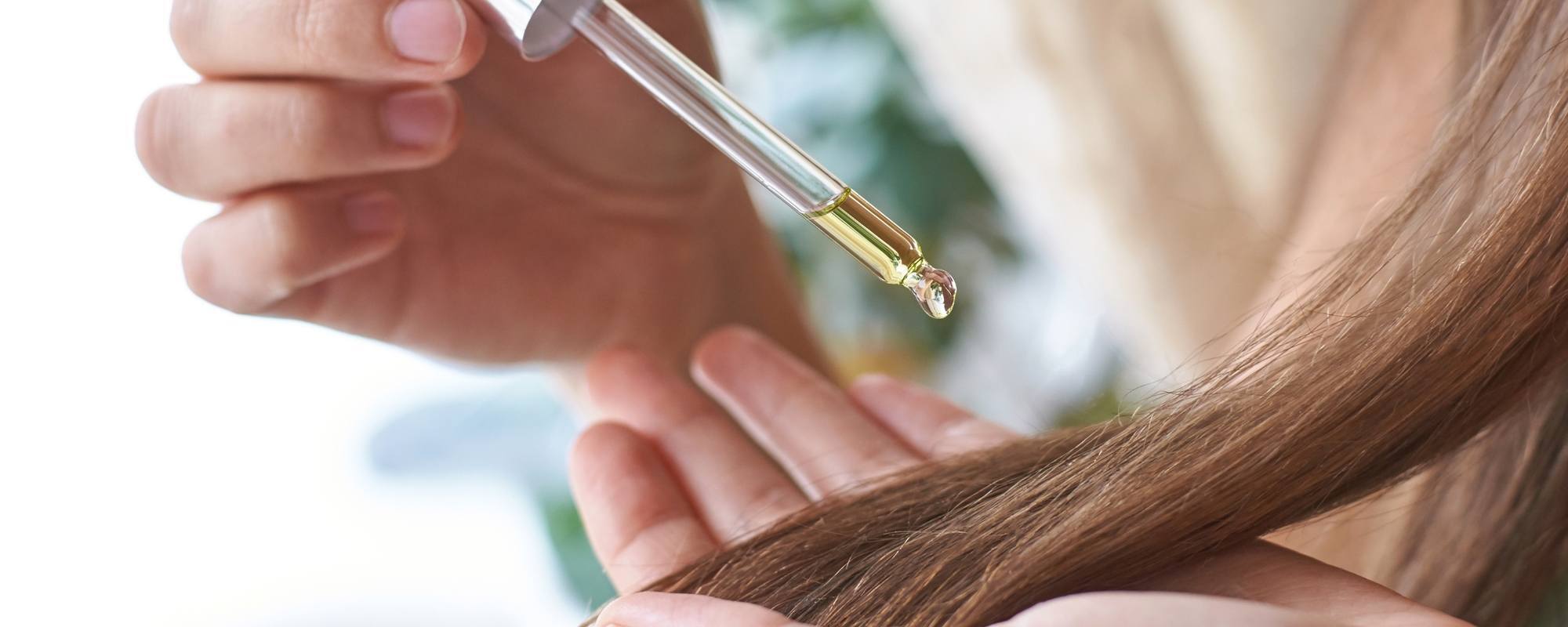 minyak sedang dituang ke rambut berwarna cokelat