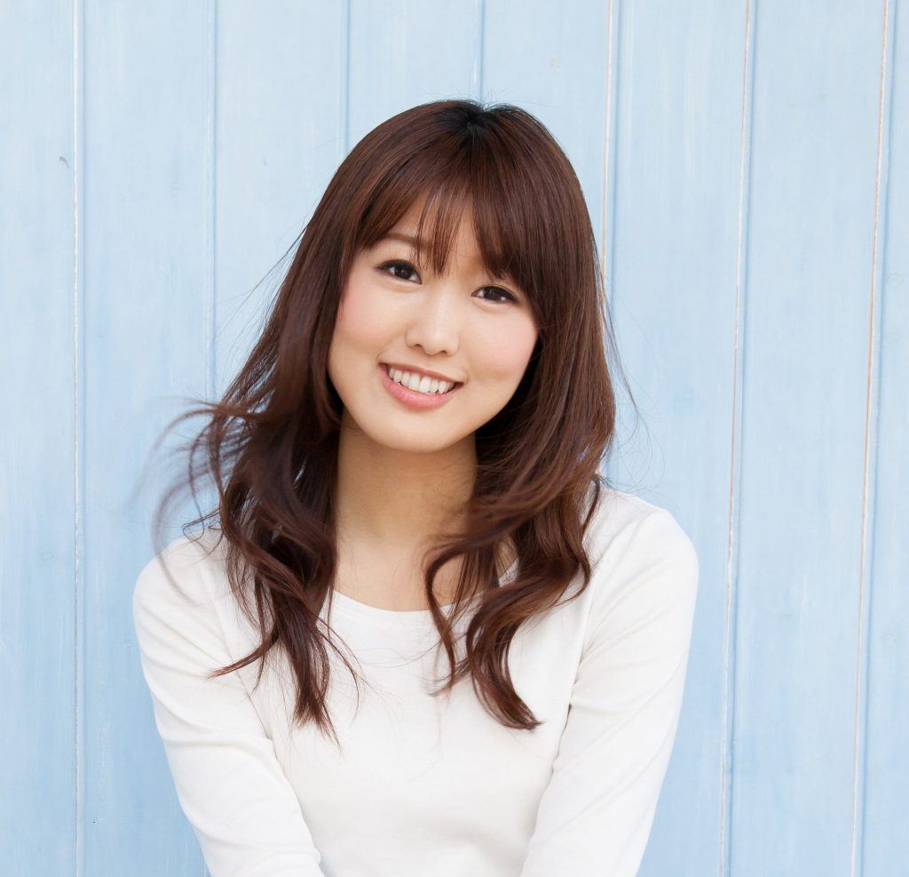 wanita asia dengan rambut panjang bergelombang