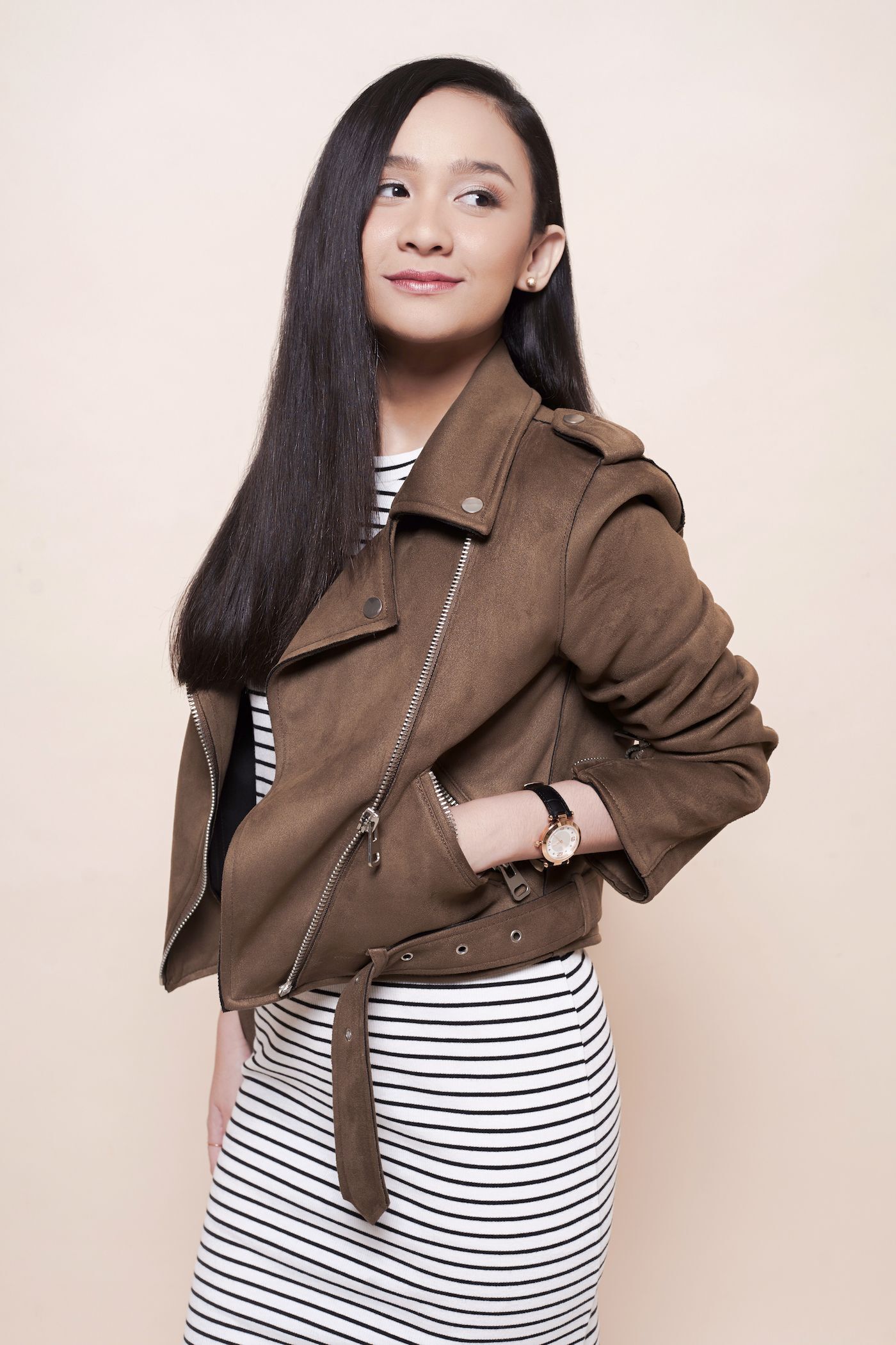 Wanita Asia dengan model rambut lurus panjang