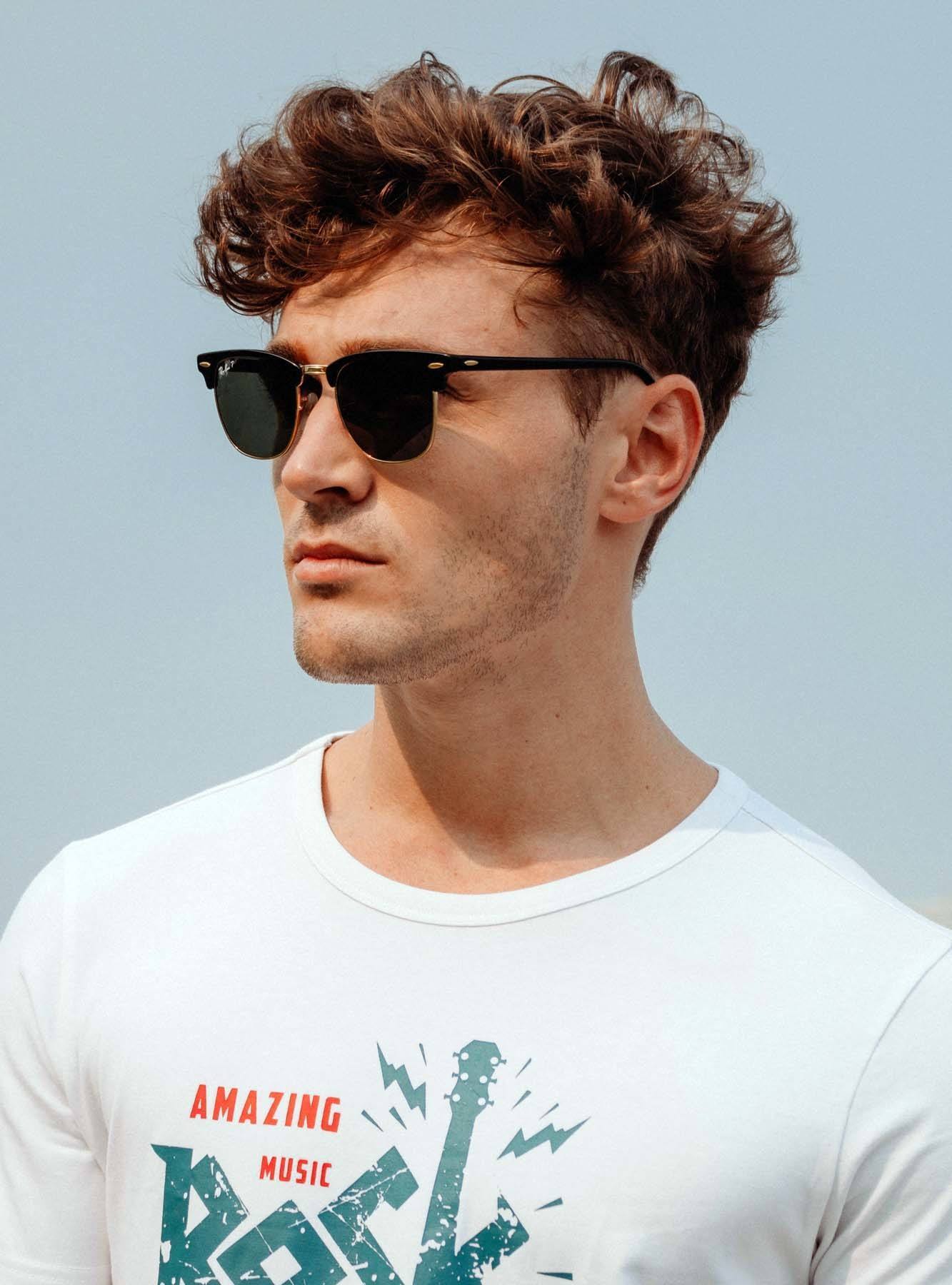 Wanita asia dengan pixie keriting