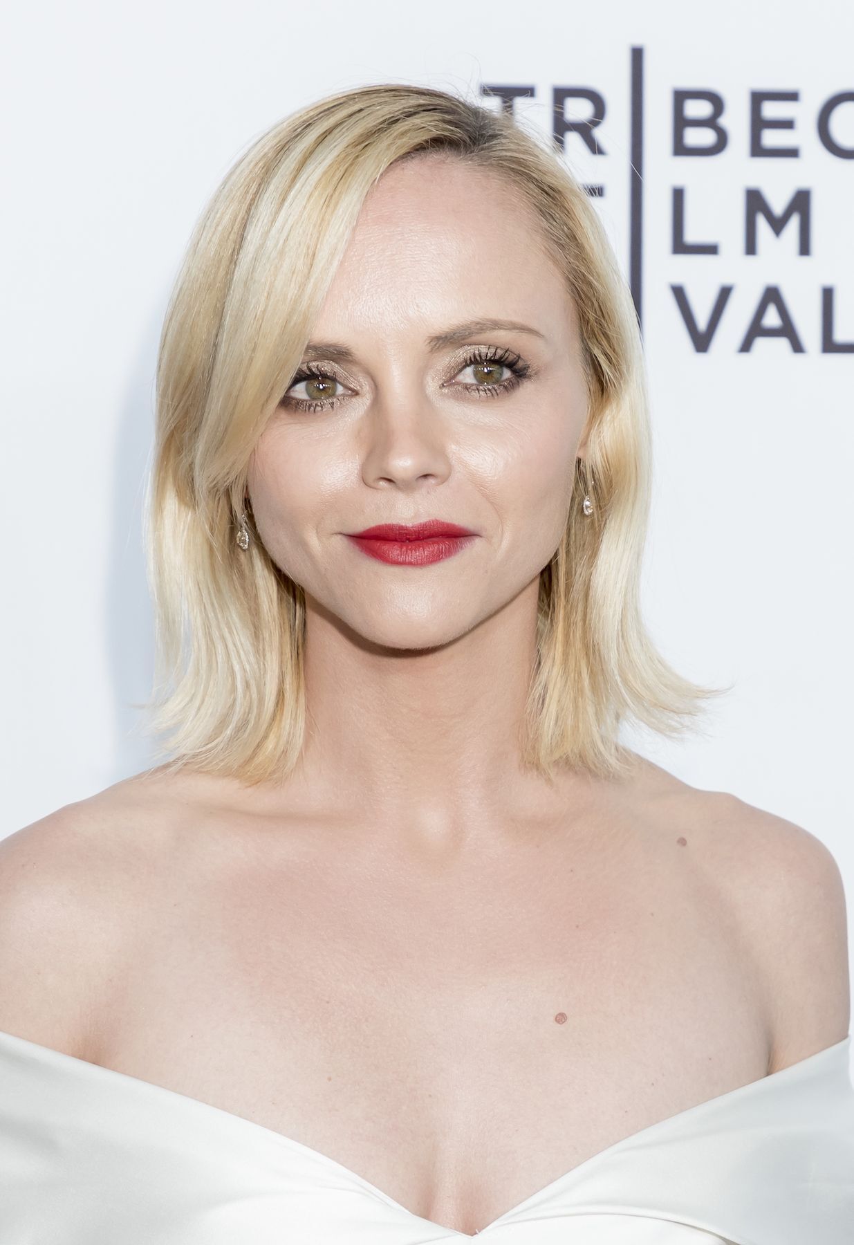 Berikan gaya poni samping untuk membuat wajah lebih mungil. (Foto: Shutterstock)