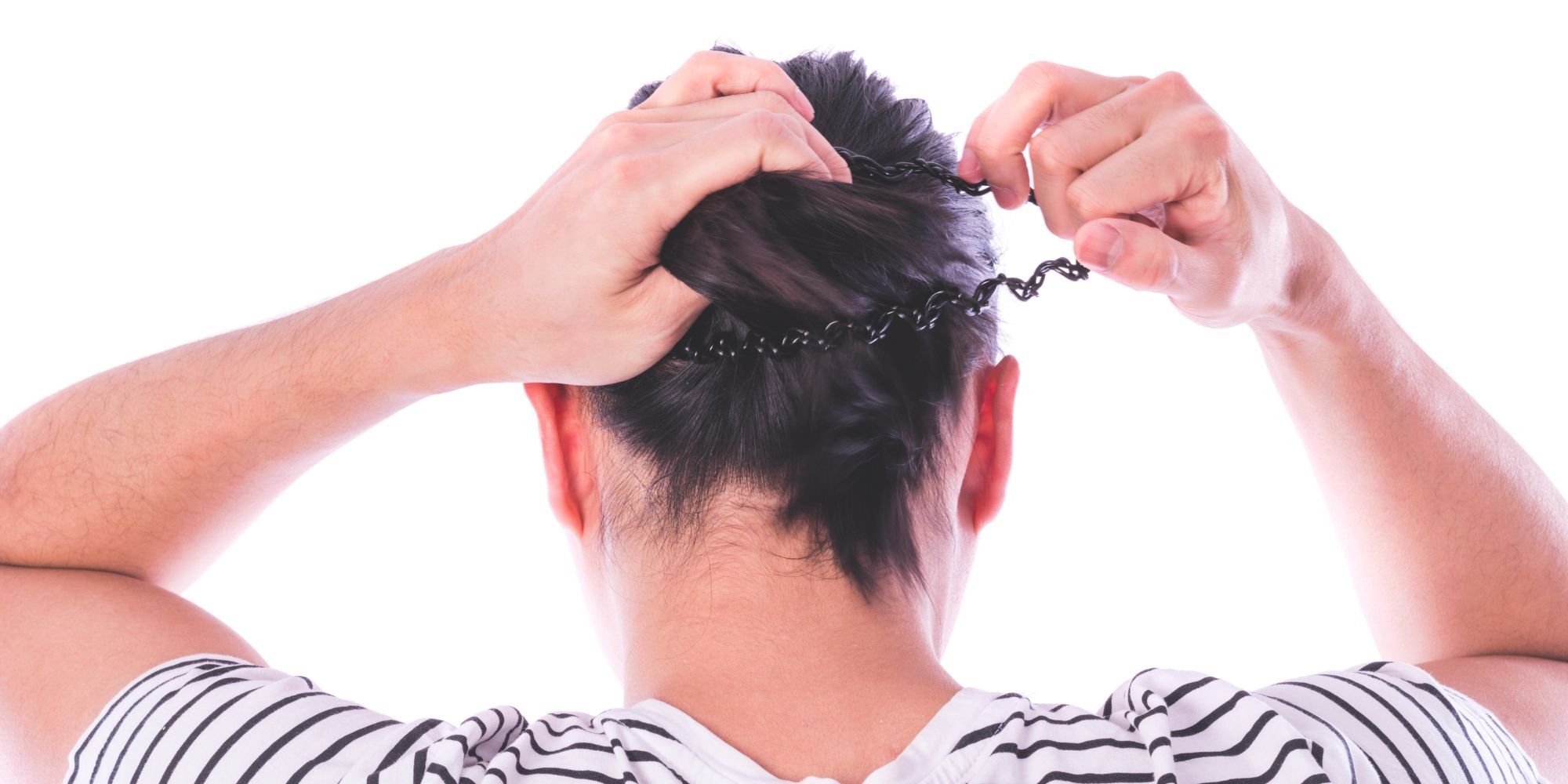 pria sedang mengikat rambutnya yang kaku