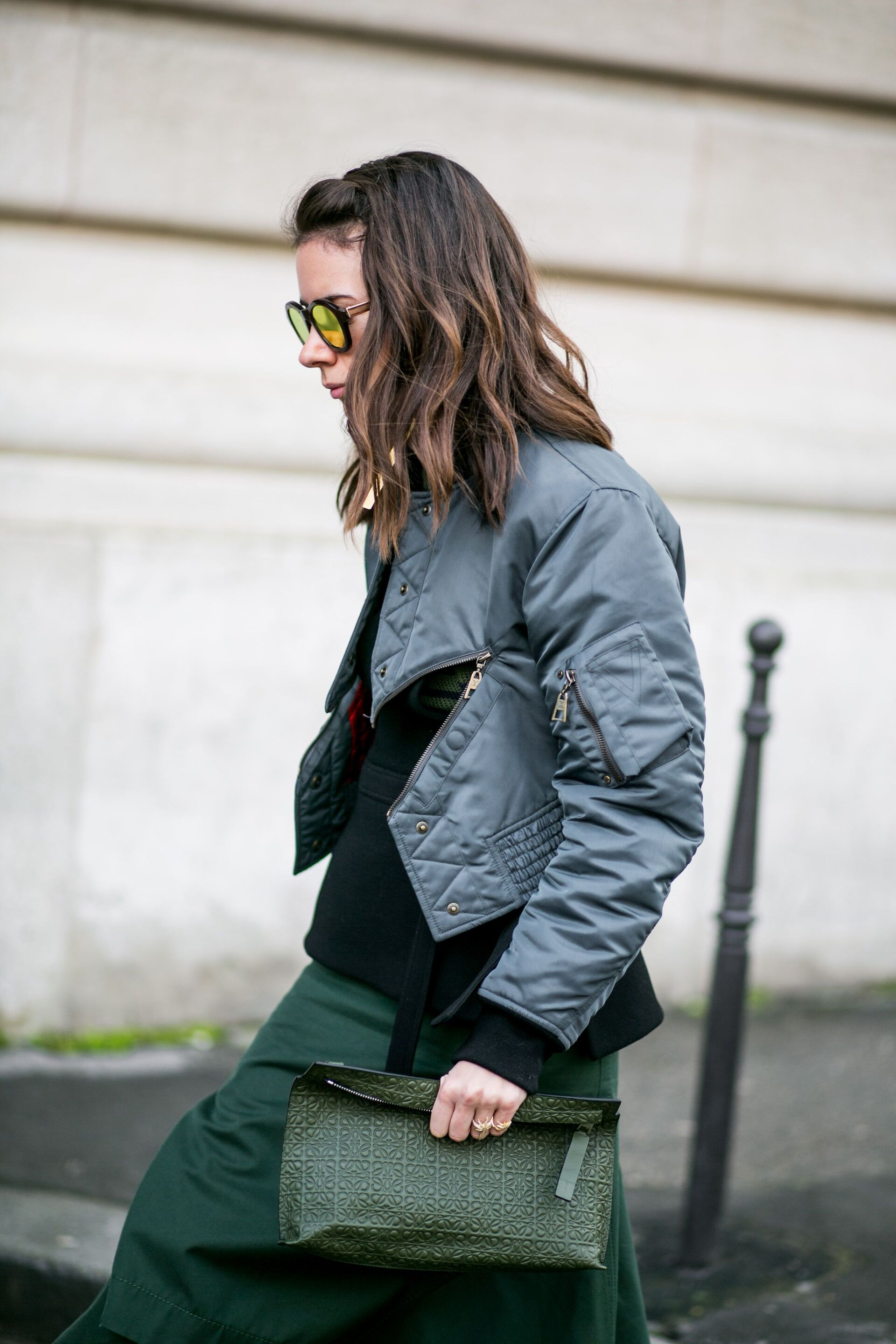 Salah satu cara membuat rambut terlihat messy tapi tetap teratur adalah gaya rambut beach waves. (Foto: Indigitalimages.com)