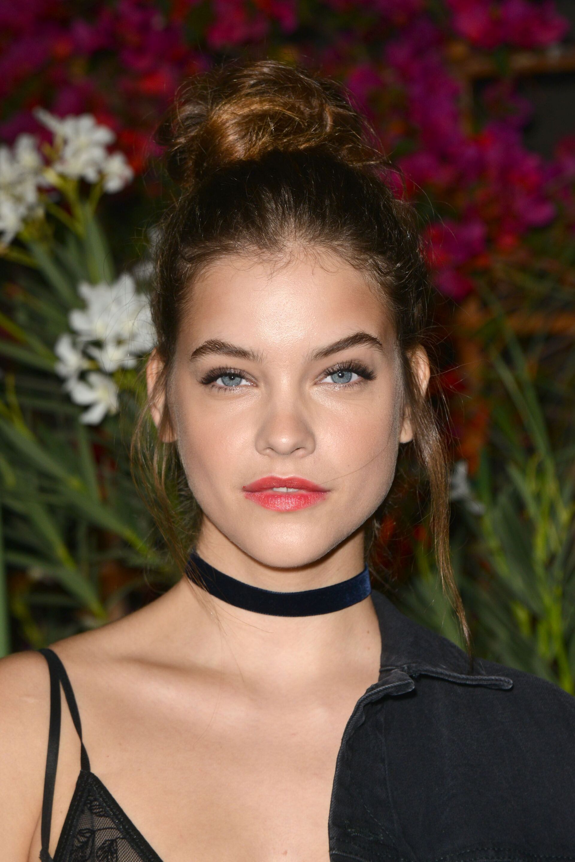 Model rambut top knot terlihat terlalu konservatif? Coba beri sedikit gaya acak. (Foto: REX by Getty Images)