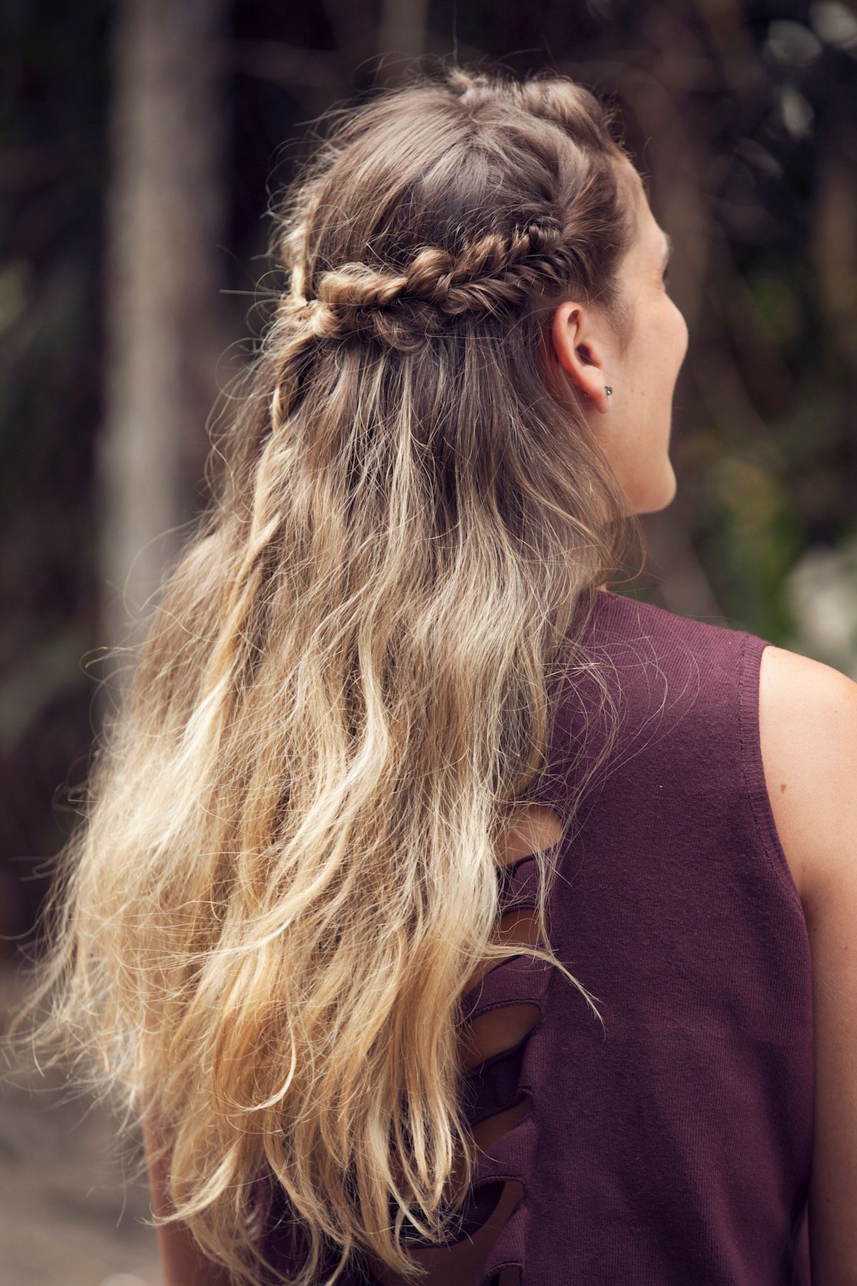 Untuk kesan bohemian yang lengkap, kamu bisa coba gaya crown braid fisthail gaya acak ini. (Foto: Raquel Burst)