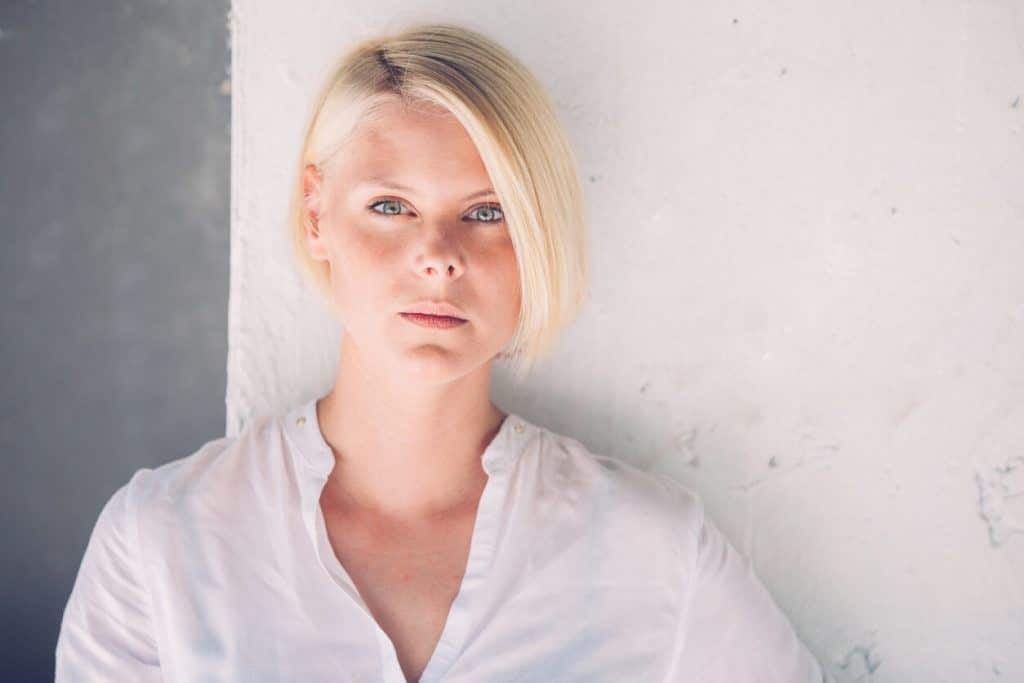 Jika terlalu takut dengan potongan rambut pendek, gunakan gaya asimetris. (Foto: iStock by Getty Images)