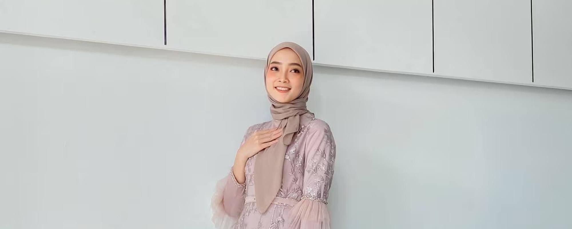 wanita muslim berhijab sedang mengenakan hijab kebaya