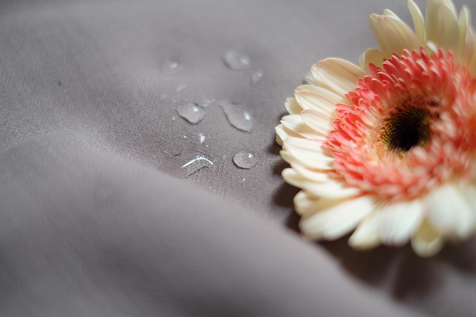 Helaian hijab dengan cipratan air dan setangkai bunga