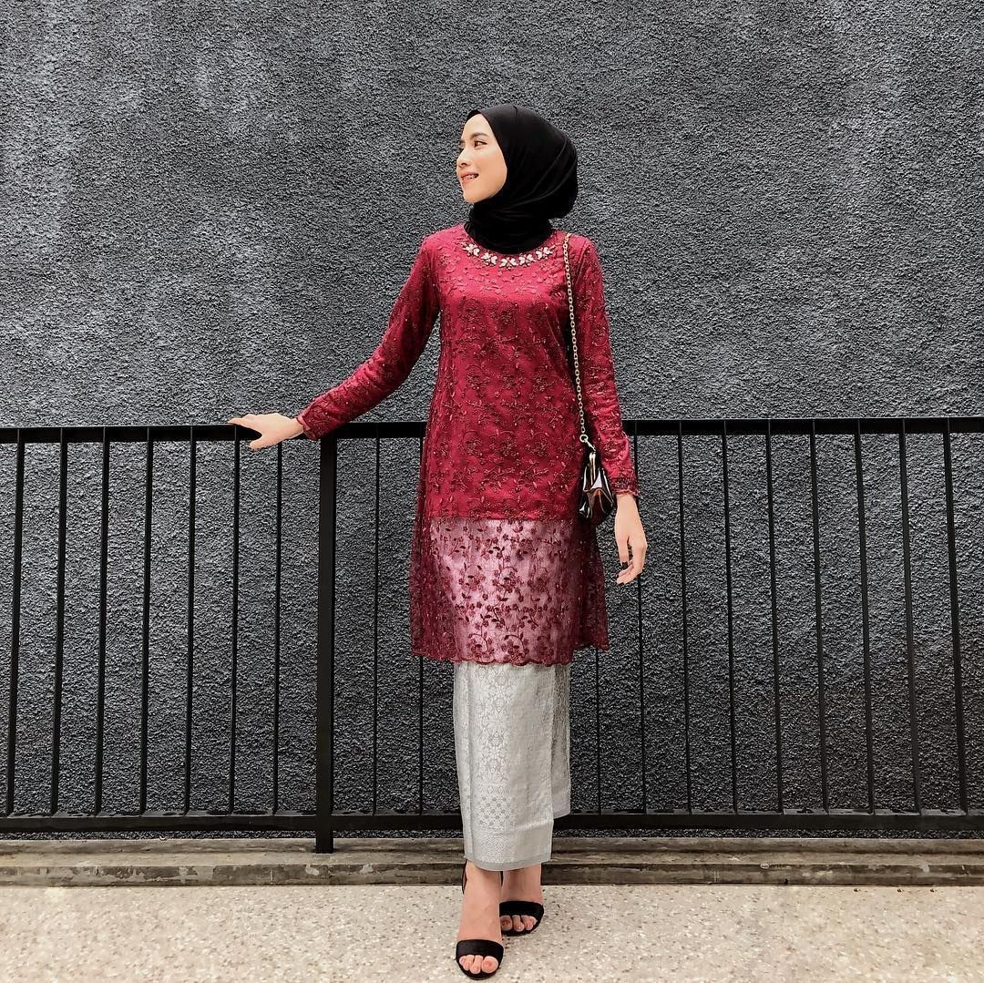 Tampil berani kenakan kebaya hijab warna merah. (Foto: Instagram/ameliaelle)