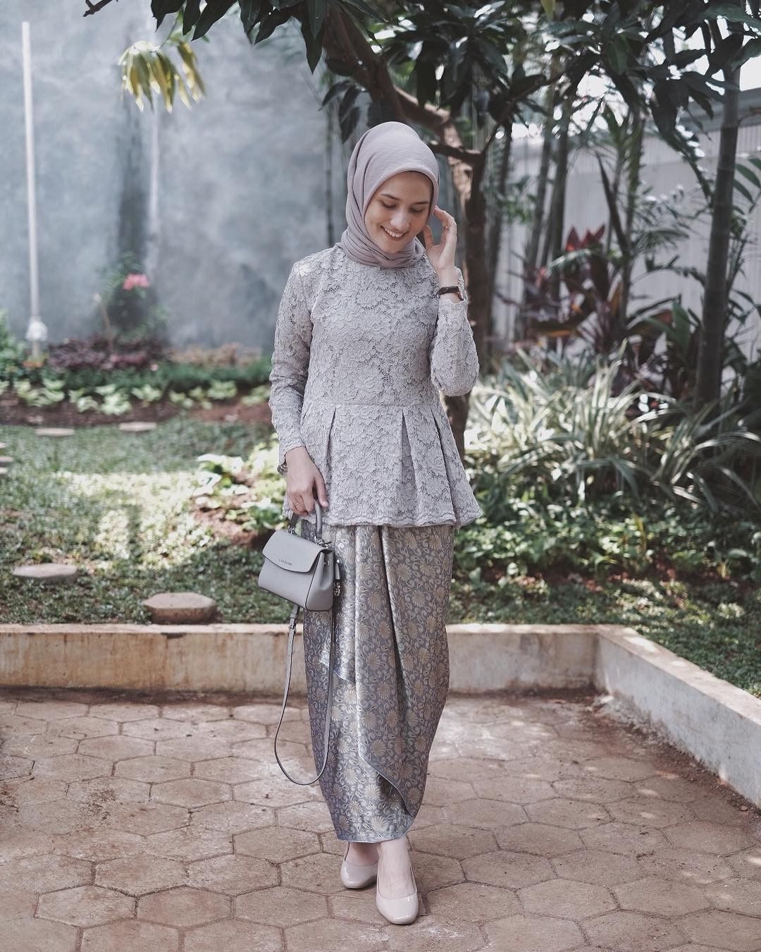 Teknik rok lilit tengah bisa membuat look kebaya kamu makin kece. (Foto: Instagram/dwihandaanda)