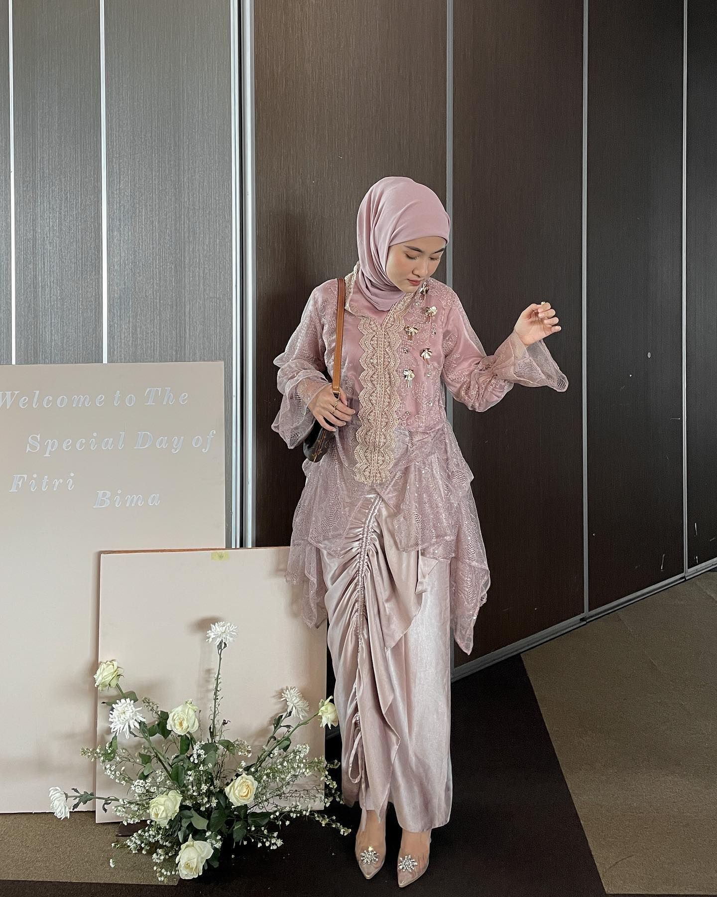 Padanan kebaya modern hijab untuk kondangan dengan rok serut yang unik. (Foto: Instagram/inasrana)