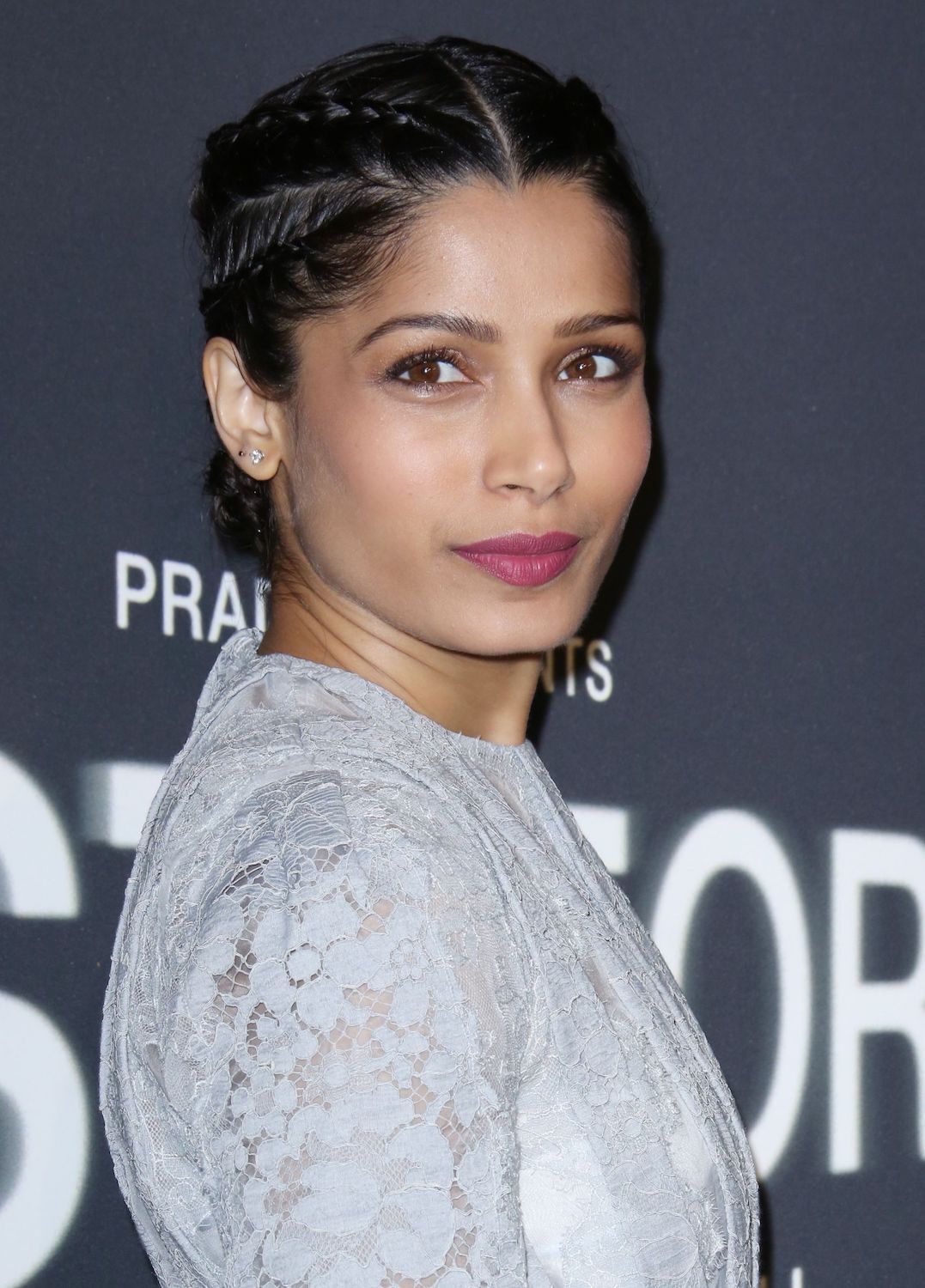 Ingin coba gaya rambut yang rapi? Coba cornrow dengan gaya Dutch braid. (Foto: REX by Shutterstock)