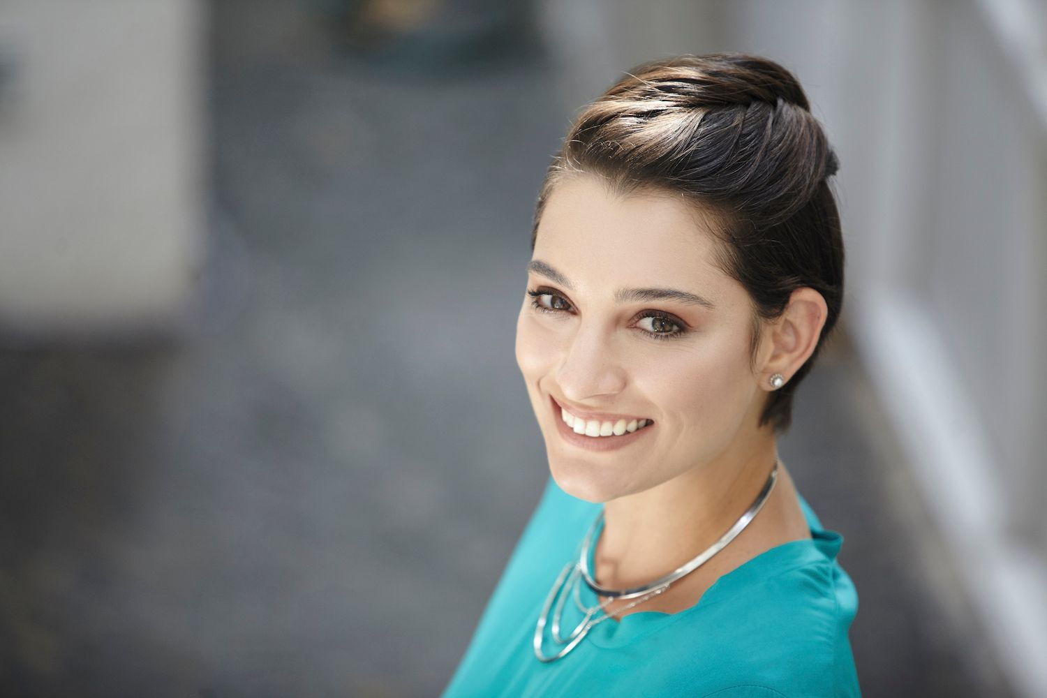 Rambut pixie juga bisa dikepang, loh. (Foto: Raquel Brust)