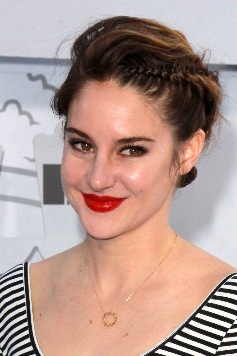 Shailene Woodley kepang rambut pendek dutch braid diagonal