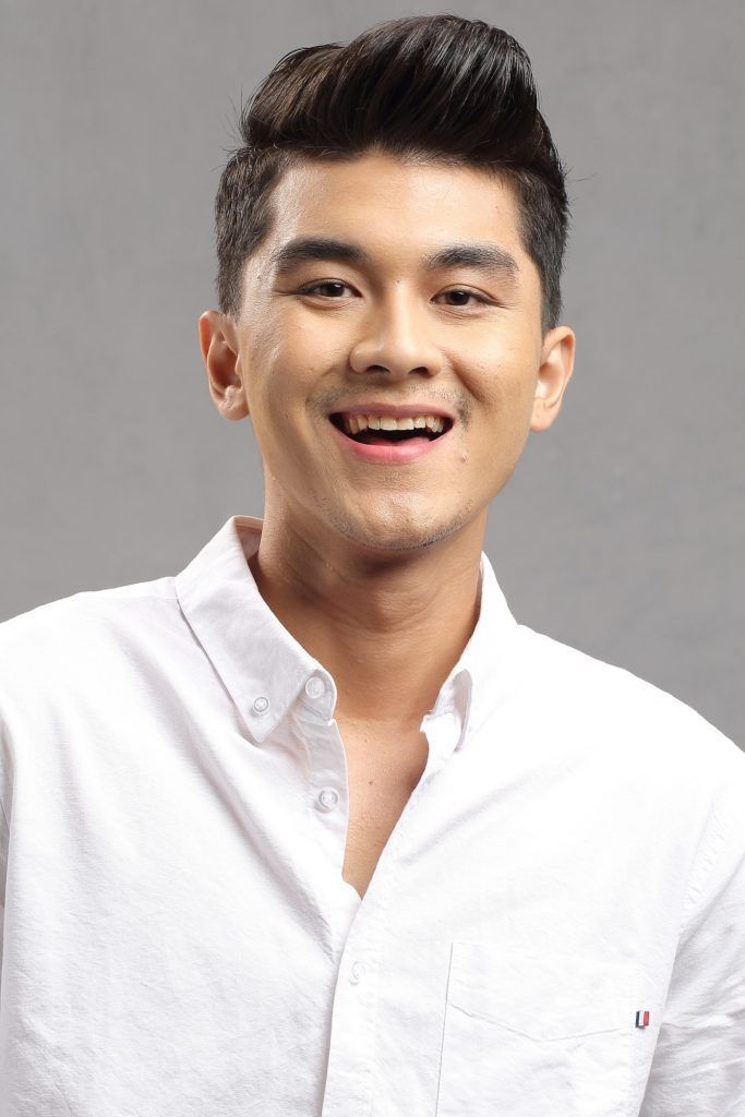 pria asia dengan gaya rambut pompadour