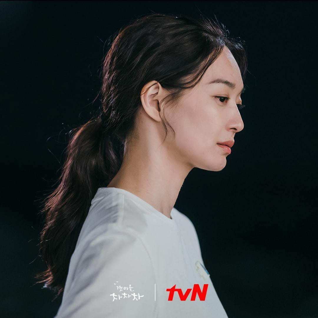 Low ponytail dengan ikal bisa jadi option. (Foto: tvN)