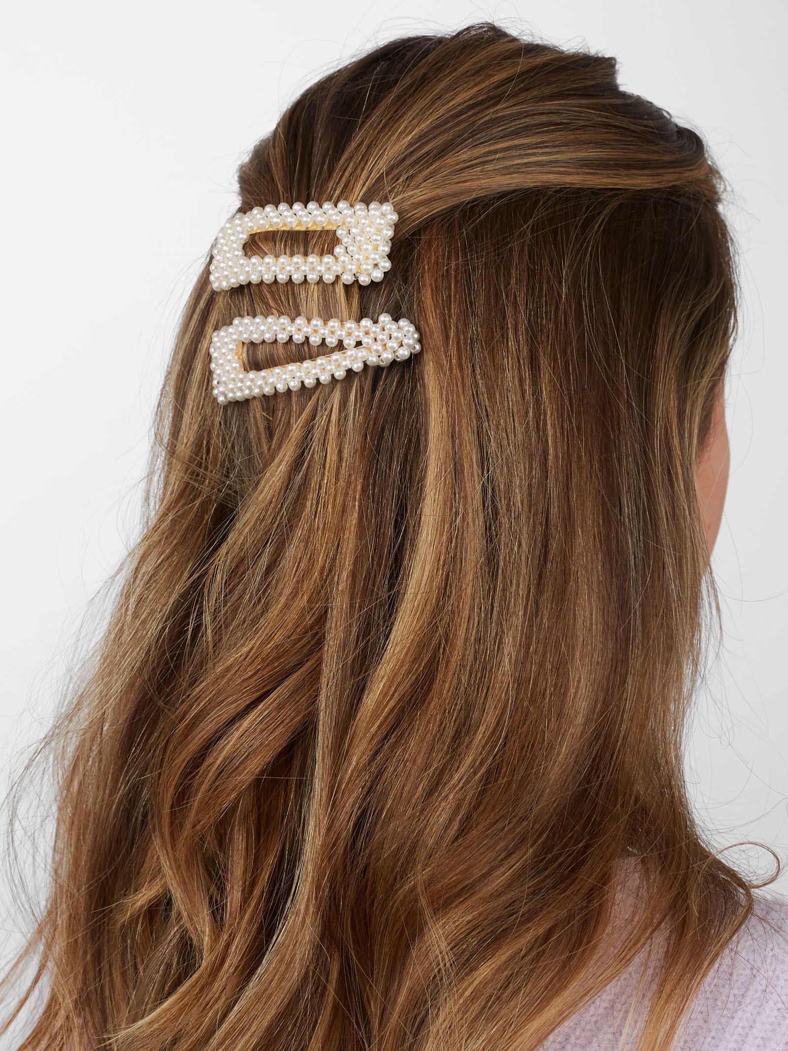 Kamu bisa mengganti karet rambut dengan jepit rambut pearl a la Korea sebagai hiasan. (Foto: Ingenio Virtual)
