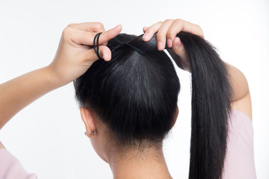 ikat rambut menjadi high ponytail