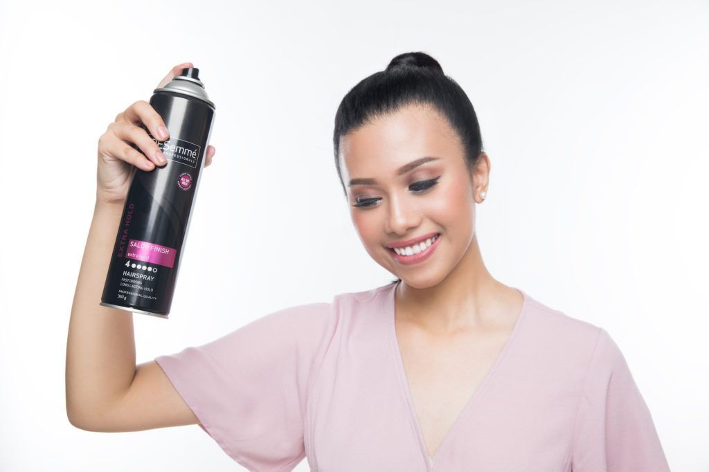 Semprotkan hairspray.