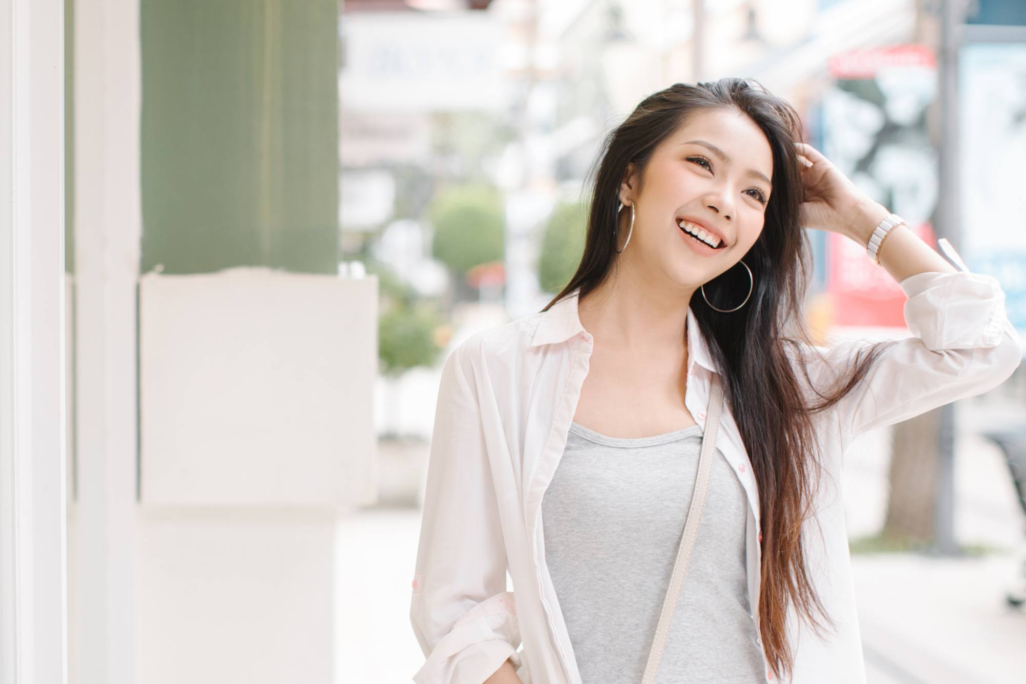 wanita asia dengan rambut panjang