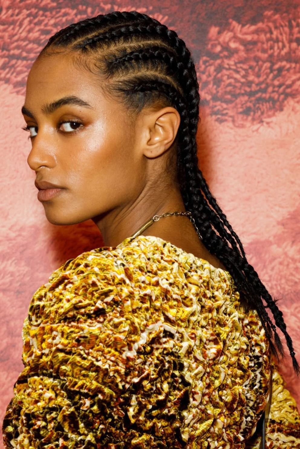 Gaya rambut cornrow wanita yang klasik.