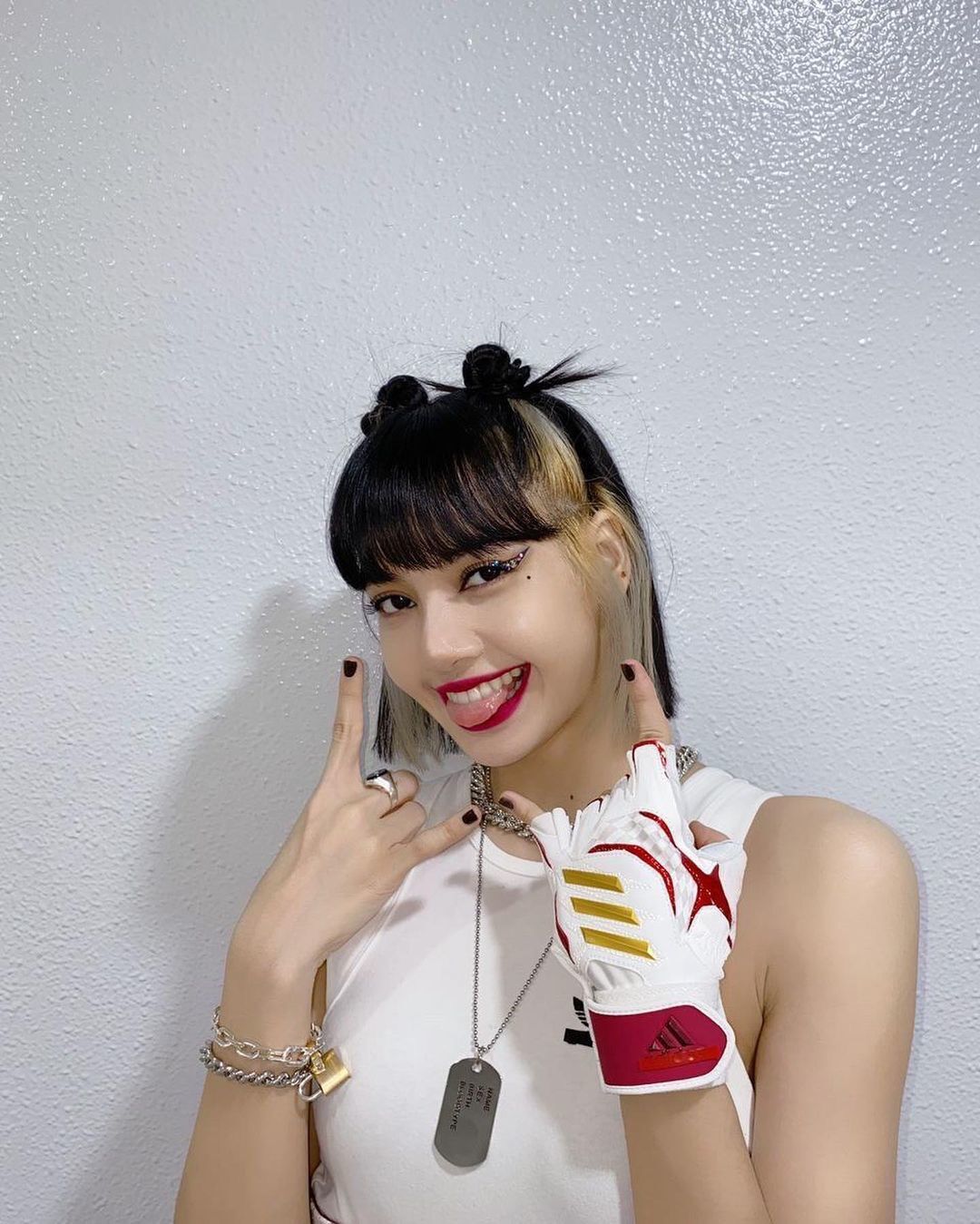 lisa blackink dengan rambut pendek hitam peekaboo pirang