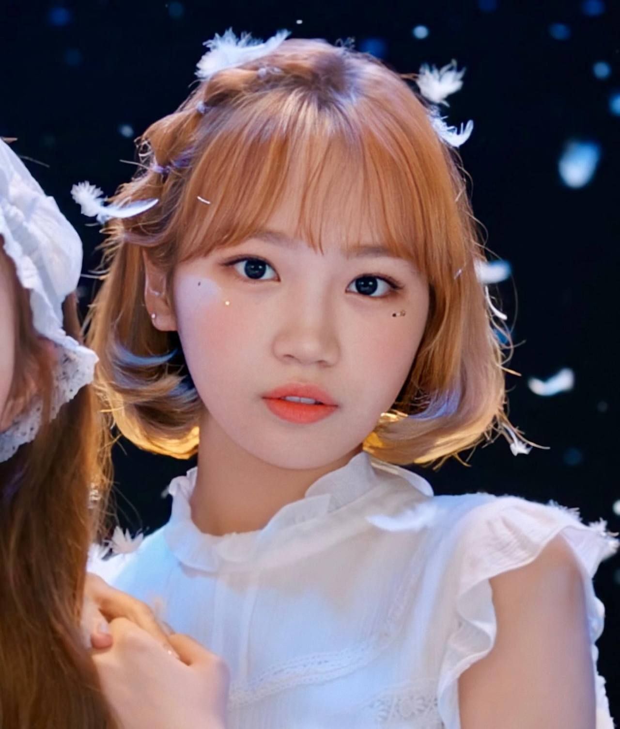 chaewon dari izone dengan rambut pendek berwarna kemerahan