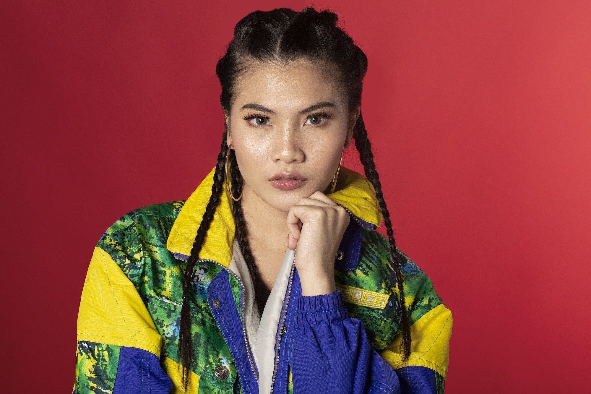 Gaya rambut cornrow simple yang sporty.