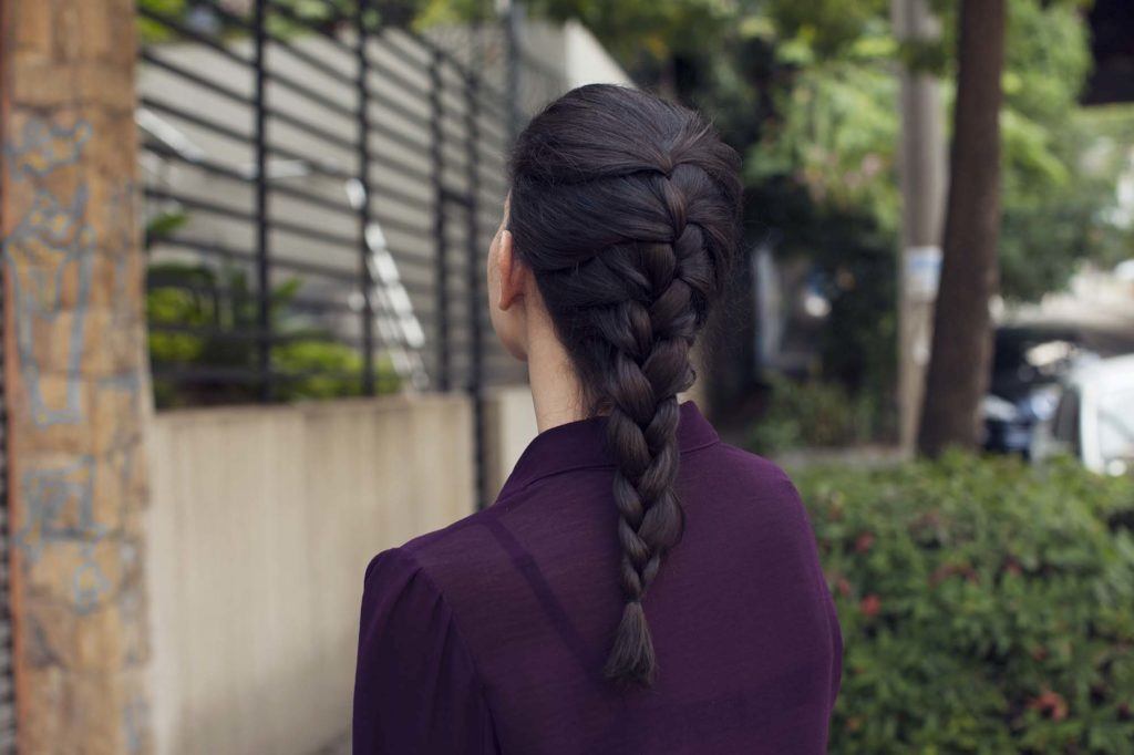 wanit asia dengan rambut kepang ponytail saat di rumah aja
