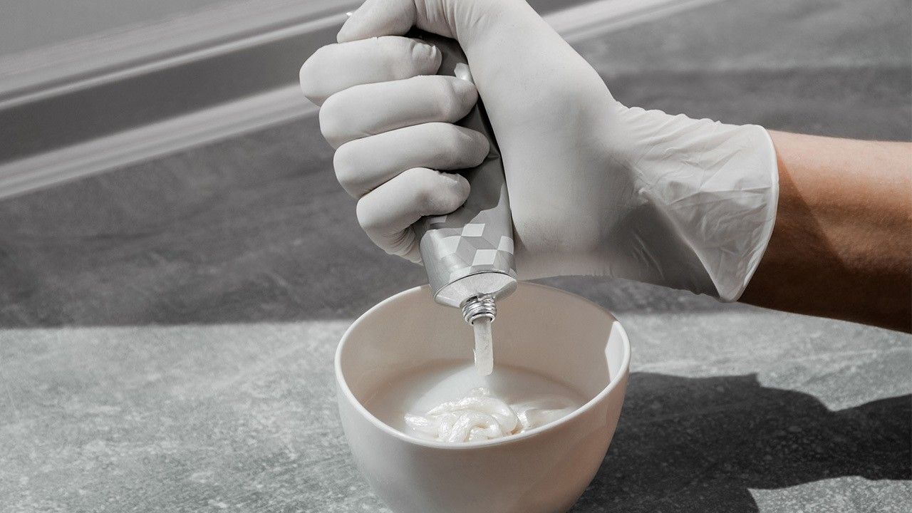 krim developer yang sedang dicampur ke dalam cat rambut